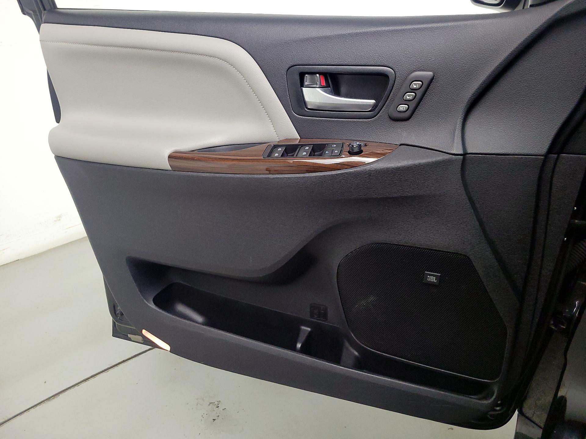 Thumbnail: 2015 Toyota Sienna - 12