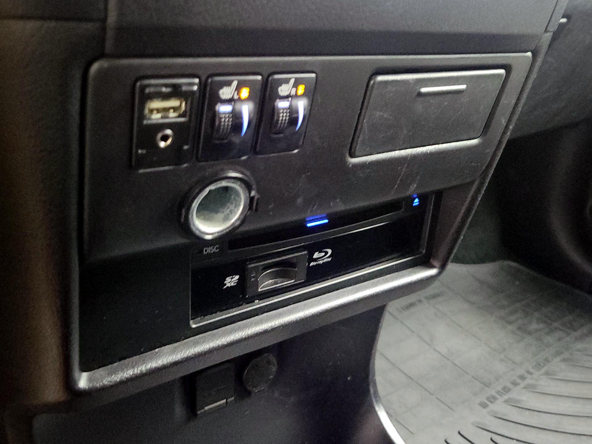 Thumbnail: 2015 Toyota Sienna - 19
