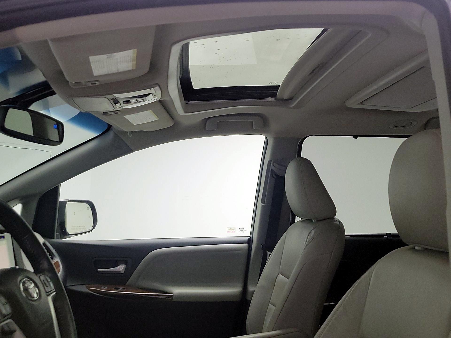 Thumbnail: 2015 Toyota Sienna - 20