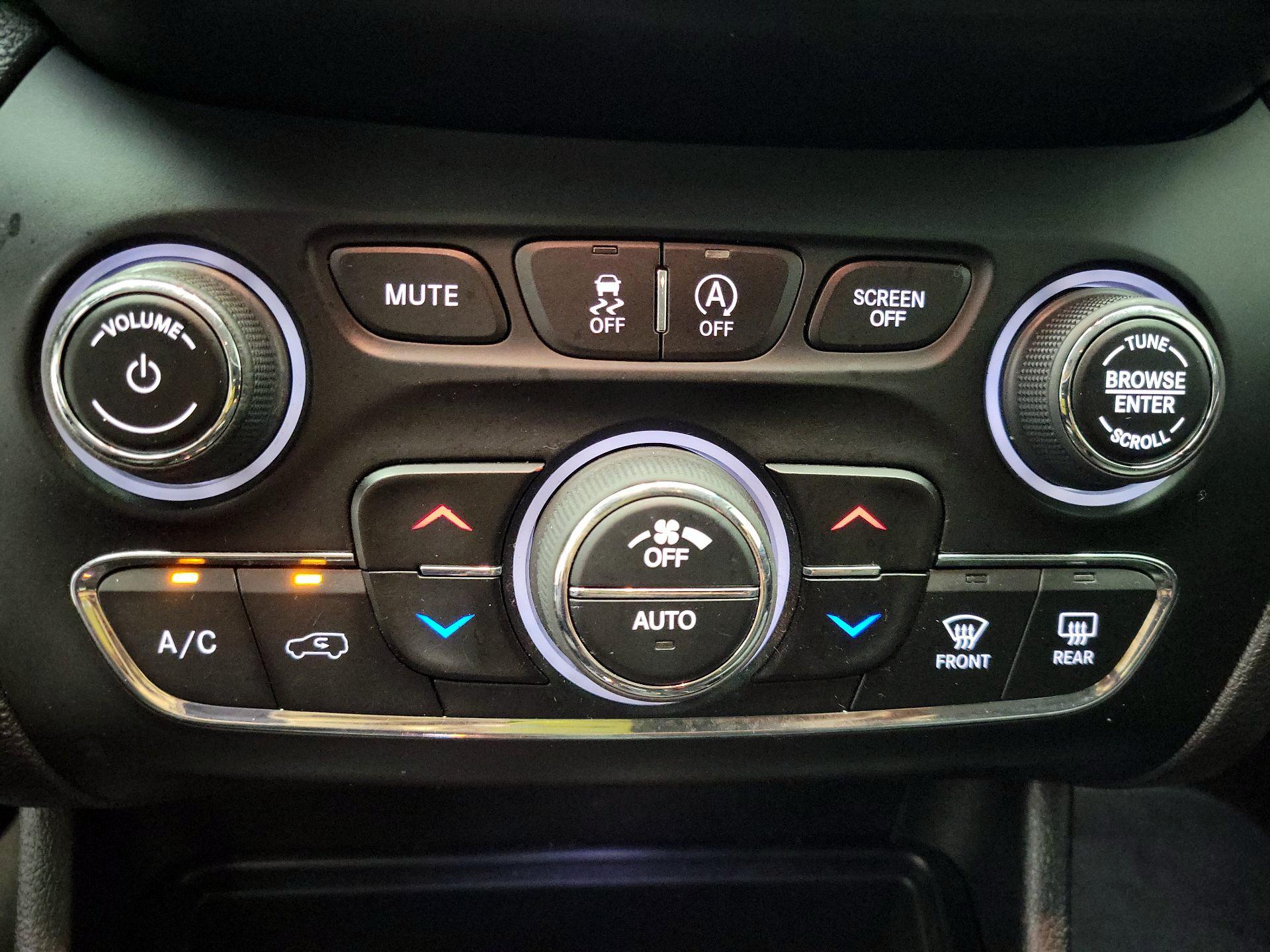 Thumbnail: 2020 Jeep Cherokee - 15