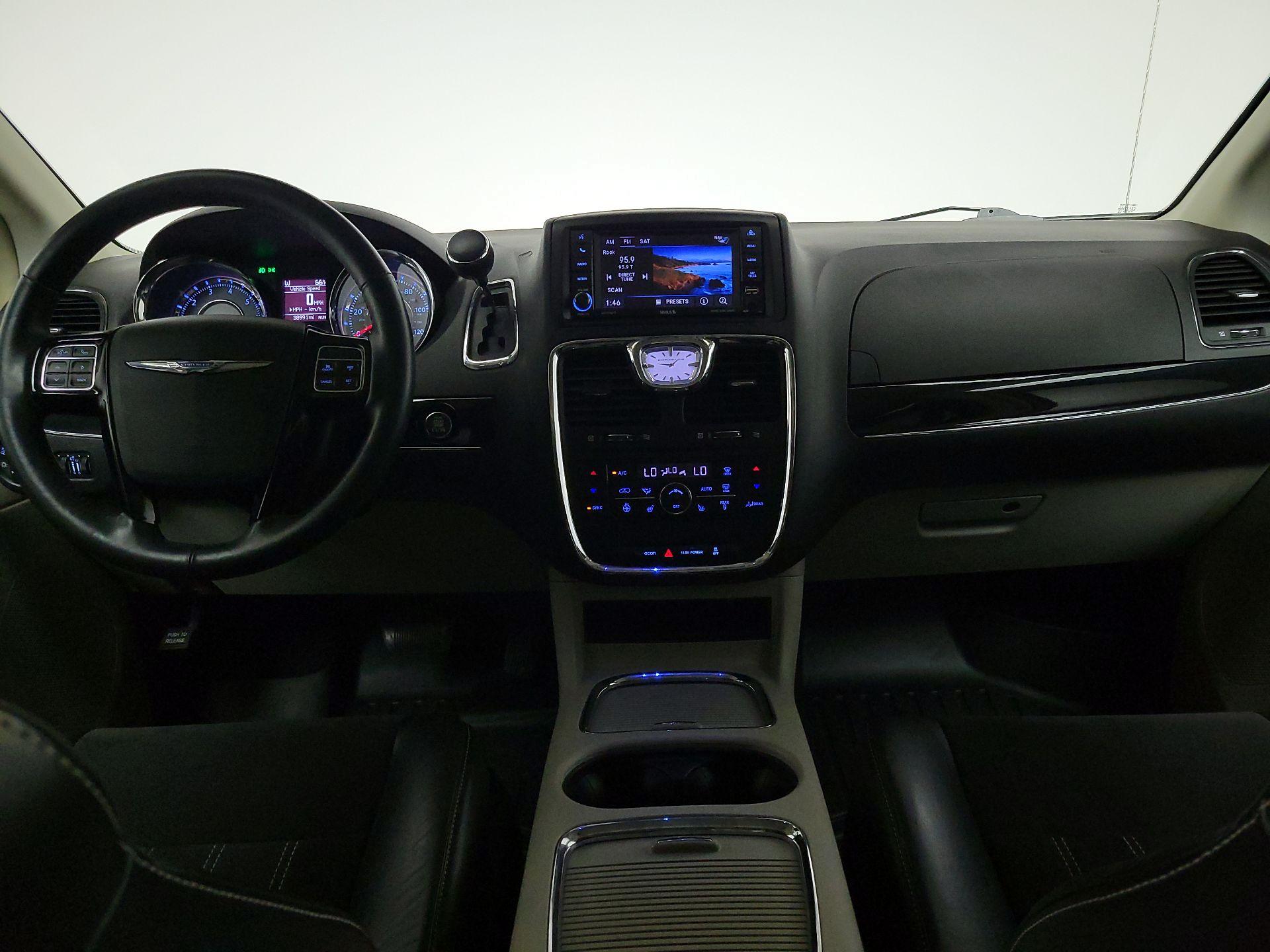 Thumbnail: 2016 Chrysler Town & Country - 9