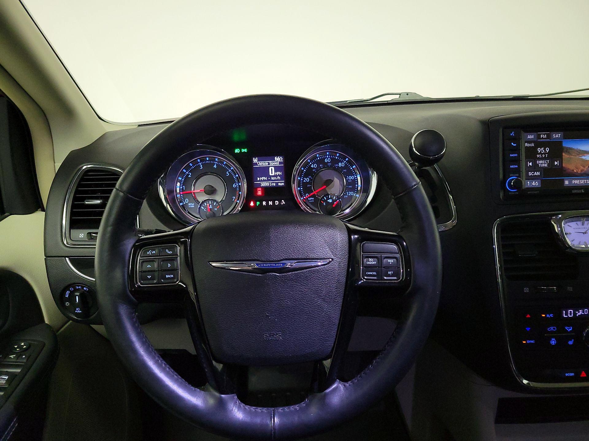 Thumbnail: 2016 Chrysler Town & Country - 10
