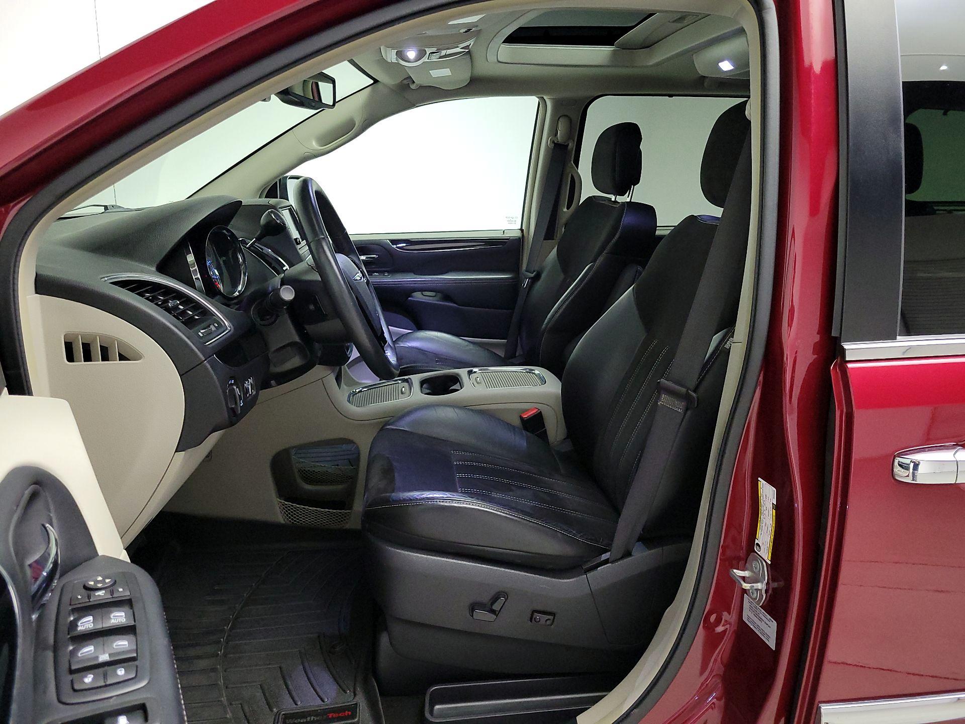 Thumbnail: 2016 Chrysler Town & Country - 11