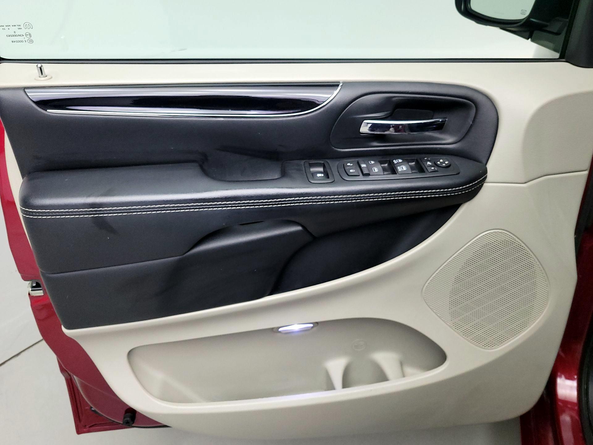 Thumbnail: 2016 Chrysler Town & Country - 12