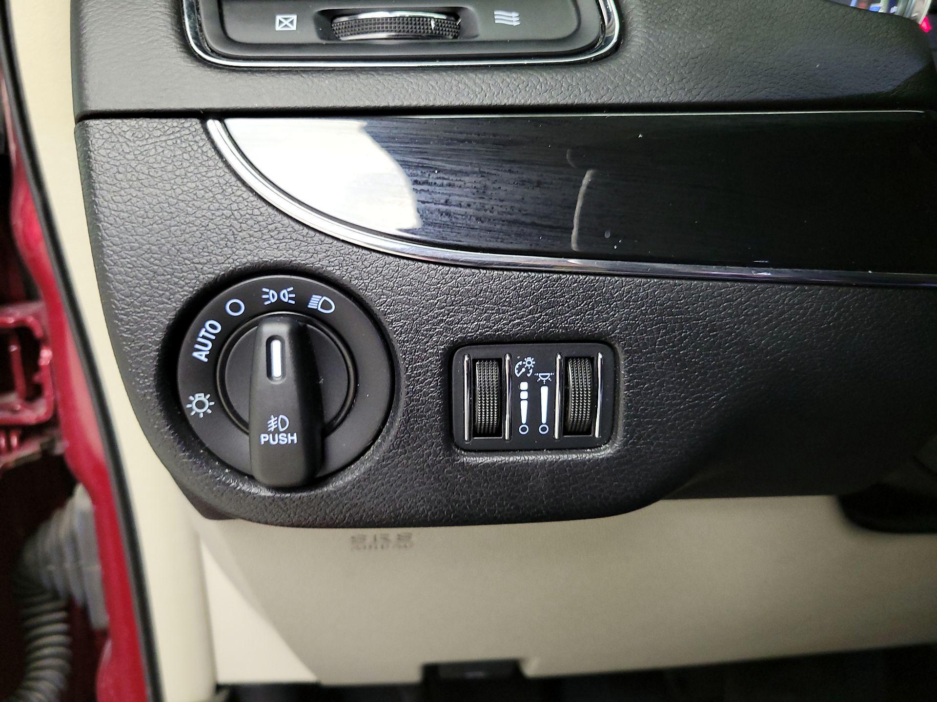 Thumbnail: 2016 Chrysler Town & Country - 13