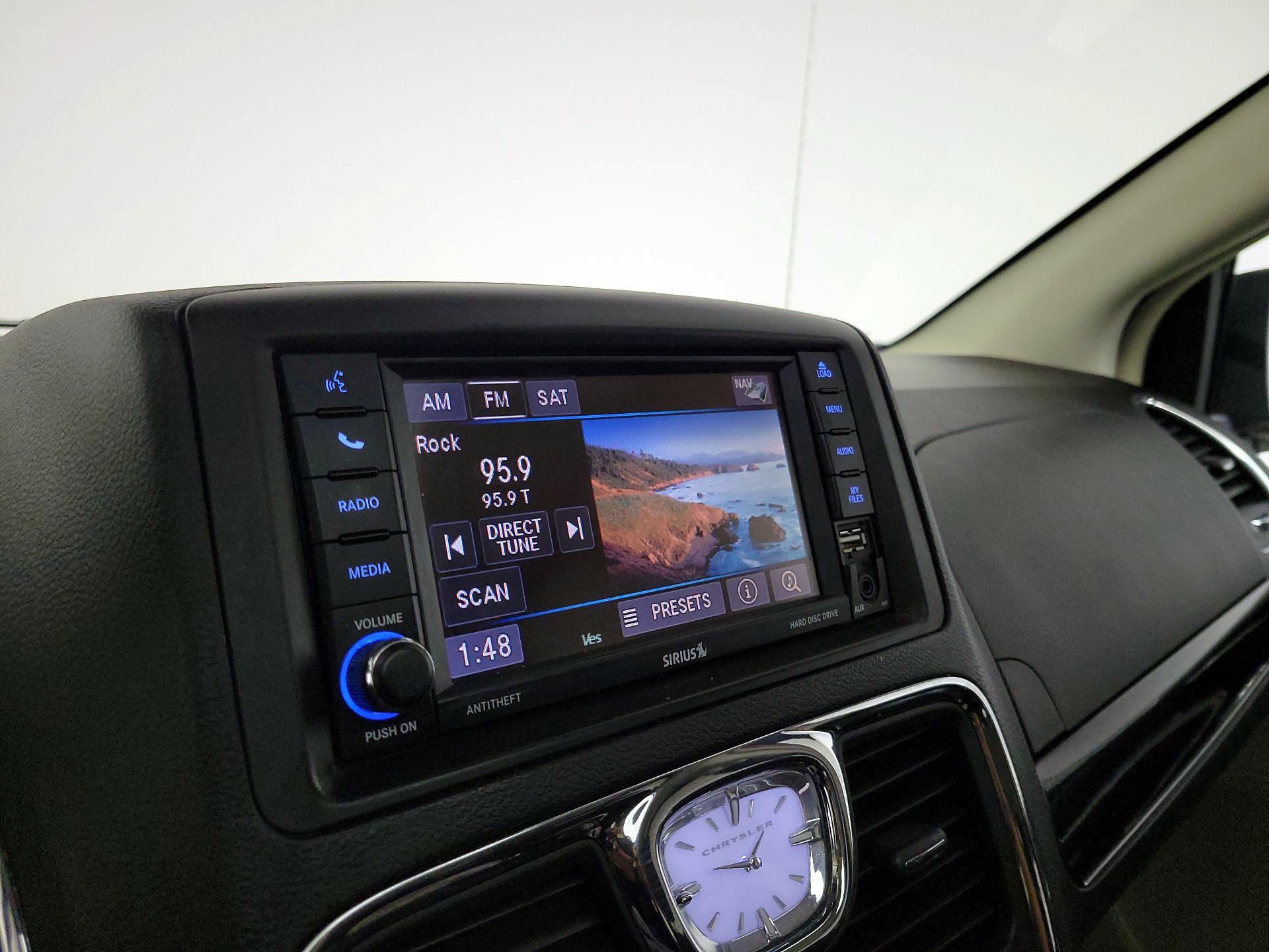 Thumbnail: 2016 Chrysler Town & Country - 15
