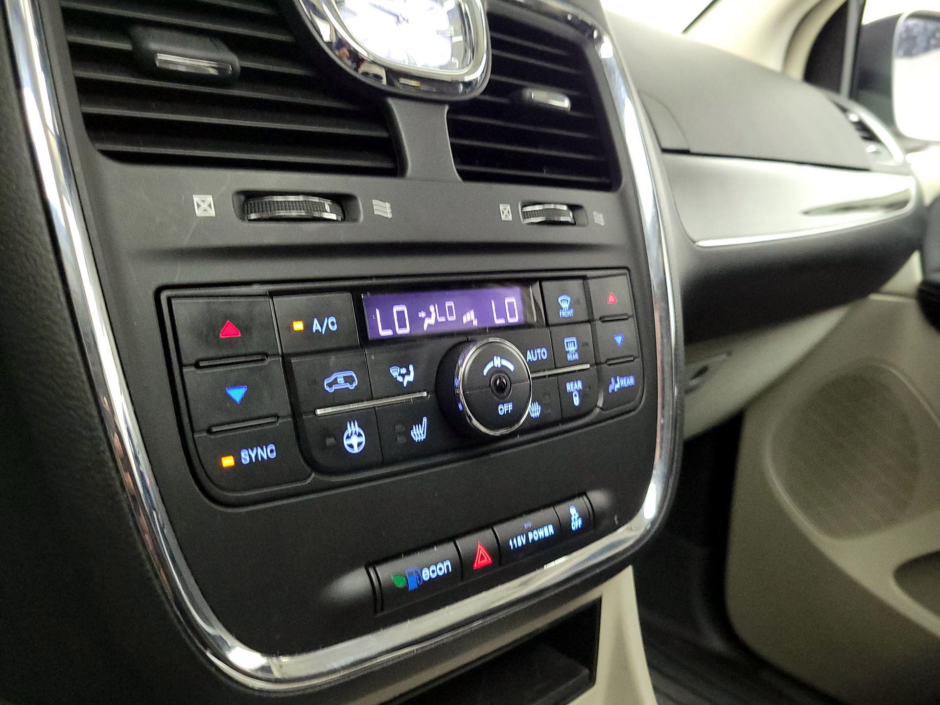 Thumbnail: 2016 Chrysler Town & Country - 16