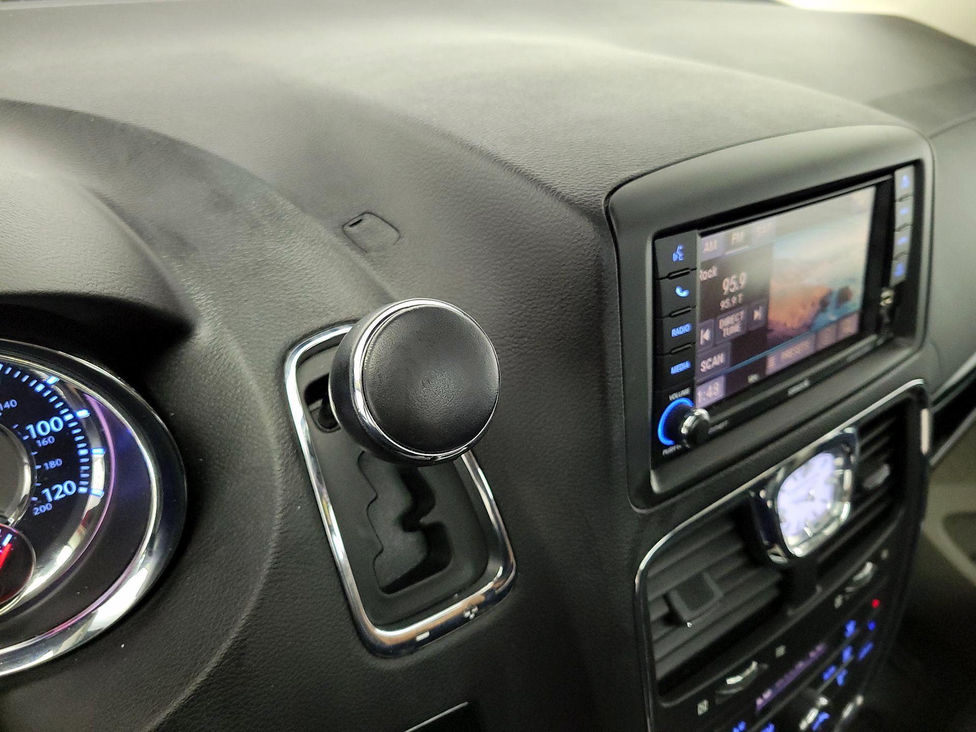 Thumbnail: 2016 Chrysler Town & Country - 17