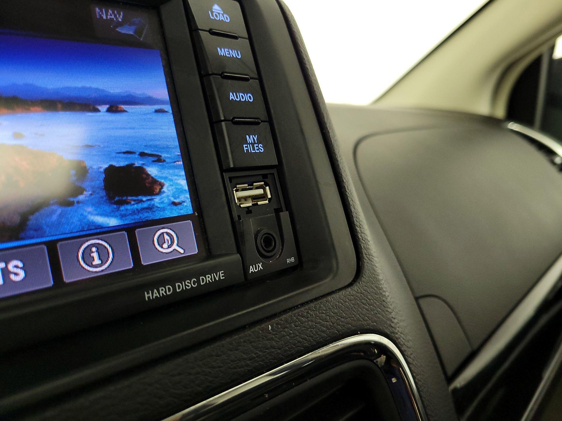 Thumbnail: 2016 Chrysler Town & Country - 18