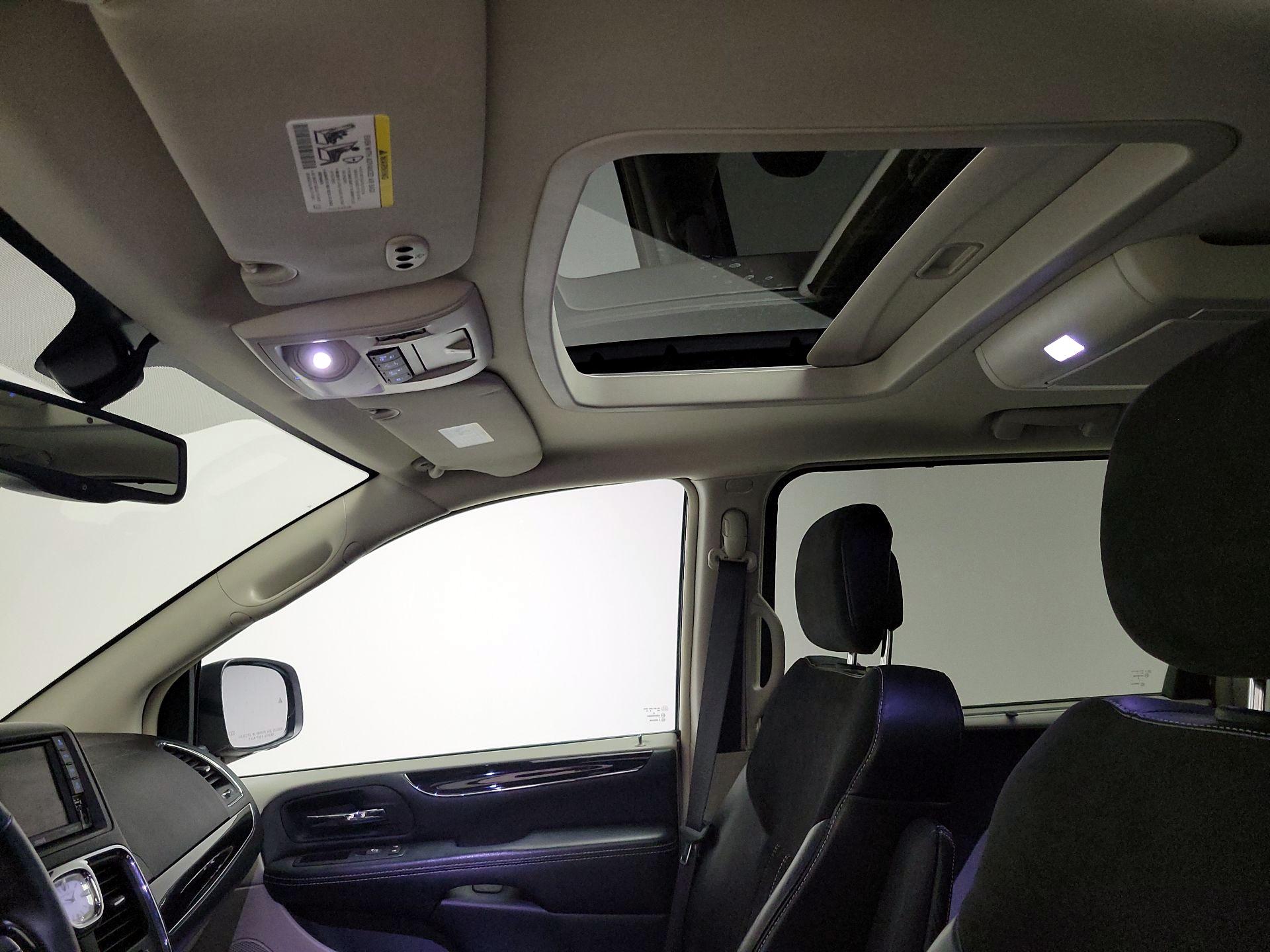 Thumbnail: 2016 Chrysler Town & Country - 19