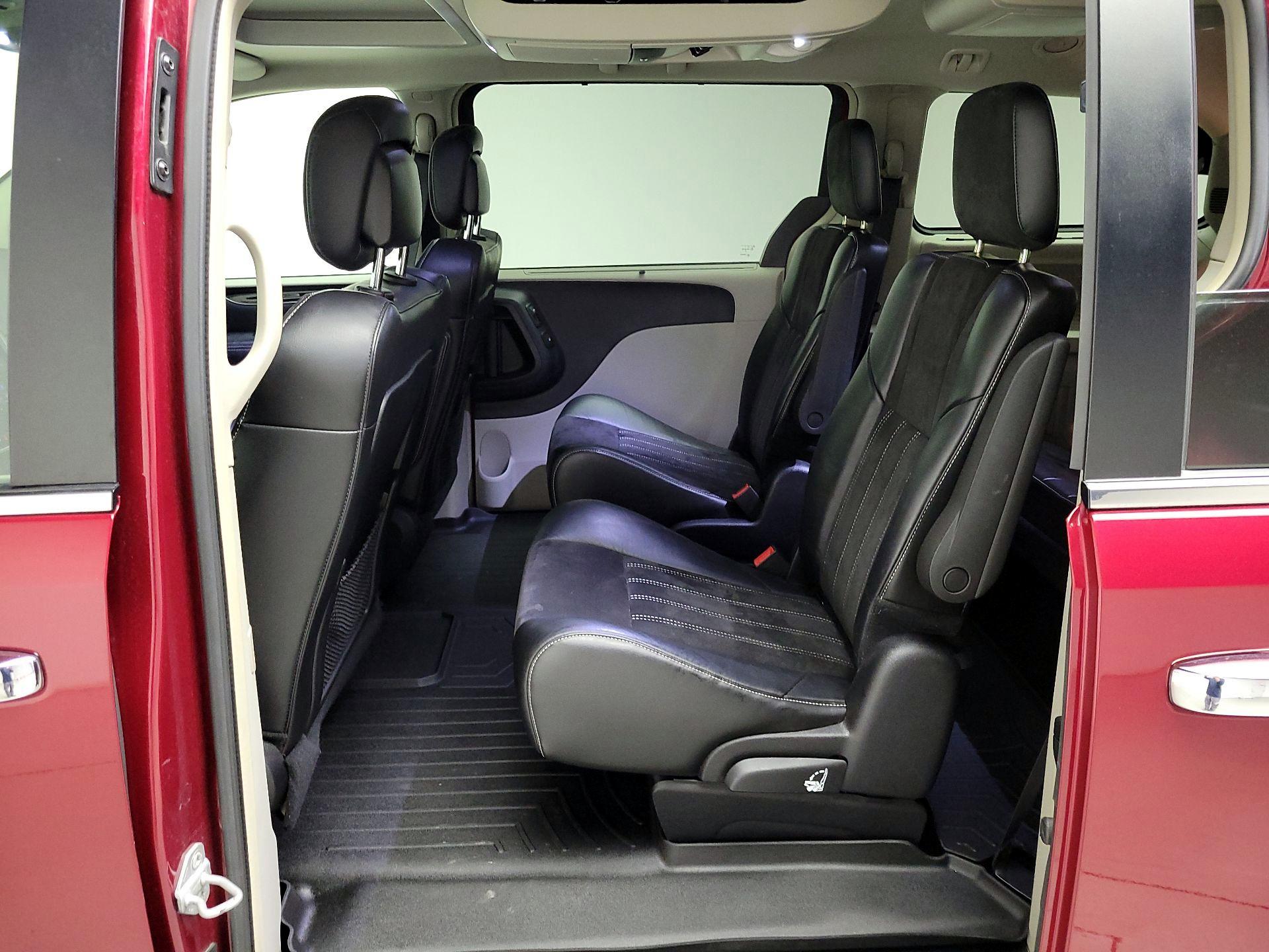 Thumbnail: 2016 Chrysler Town & Country - 20