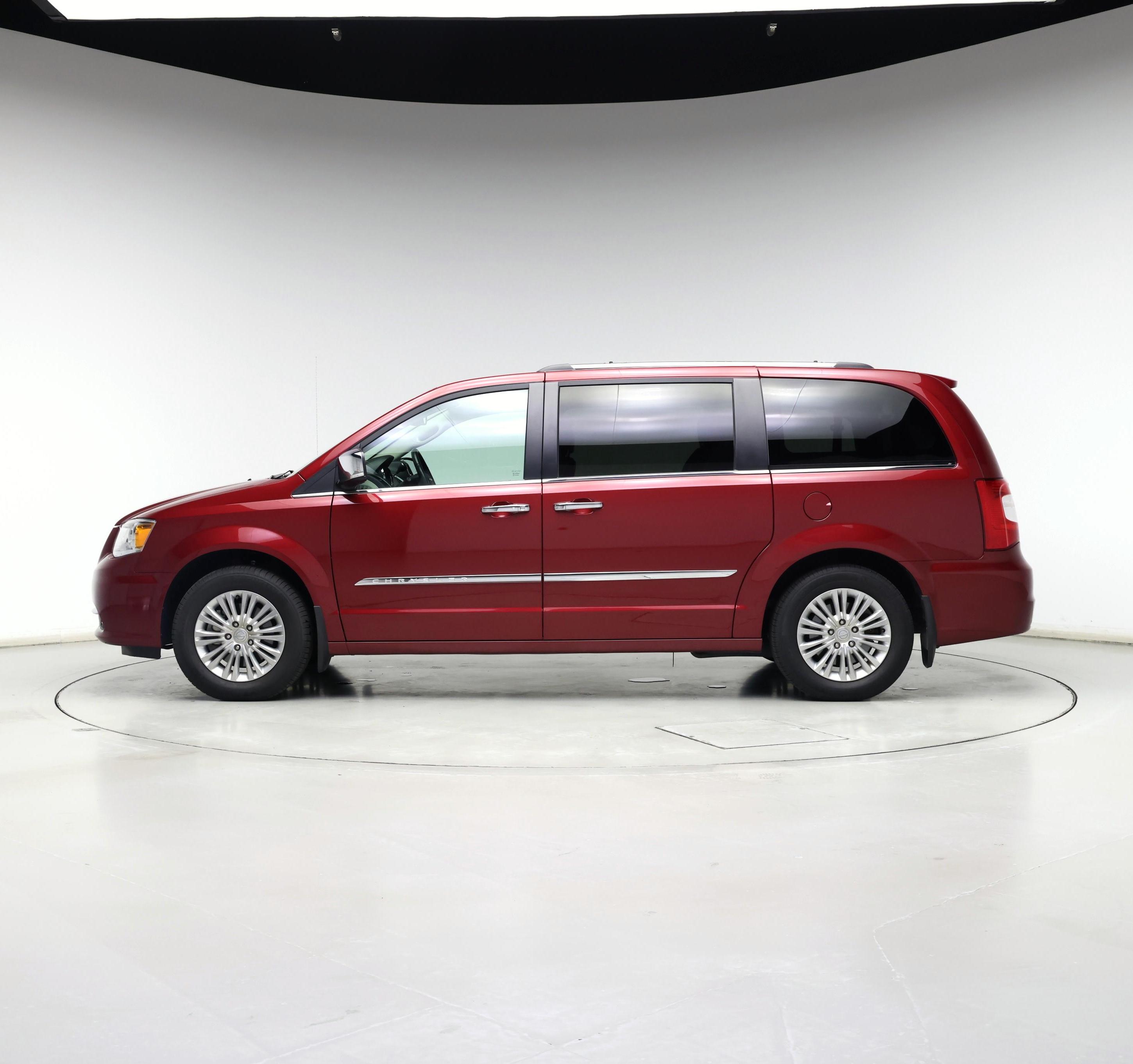 Thumbnail: 2016 Chrysler Town & Country - 3