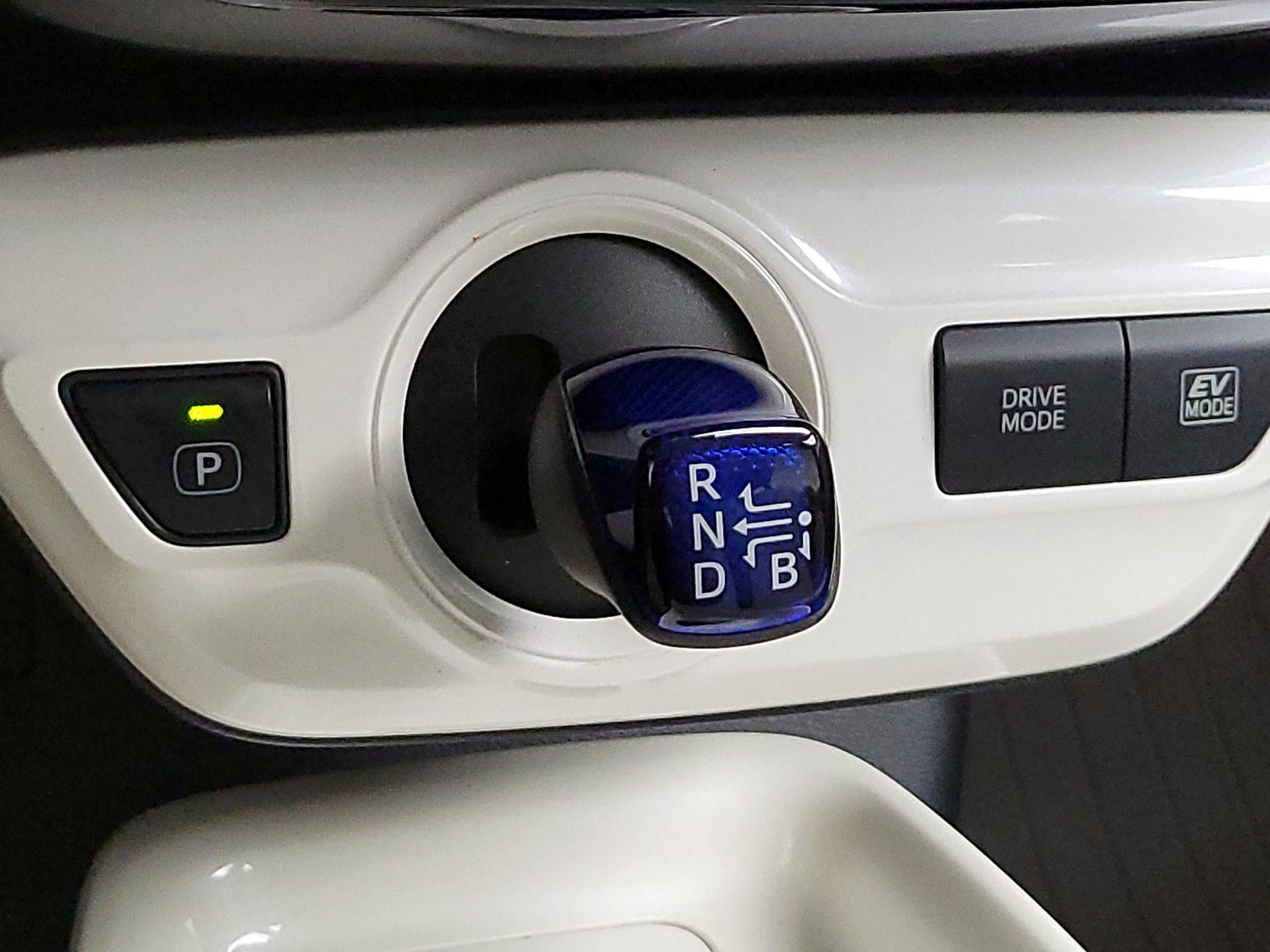 Thumbnail: 2016 Toyota Prius - 17