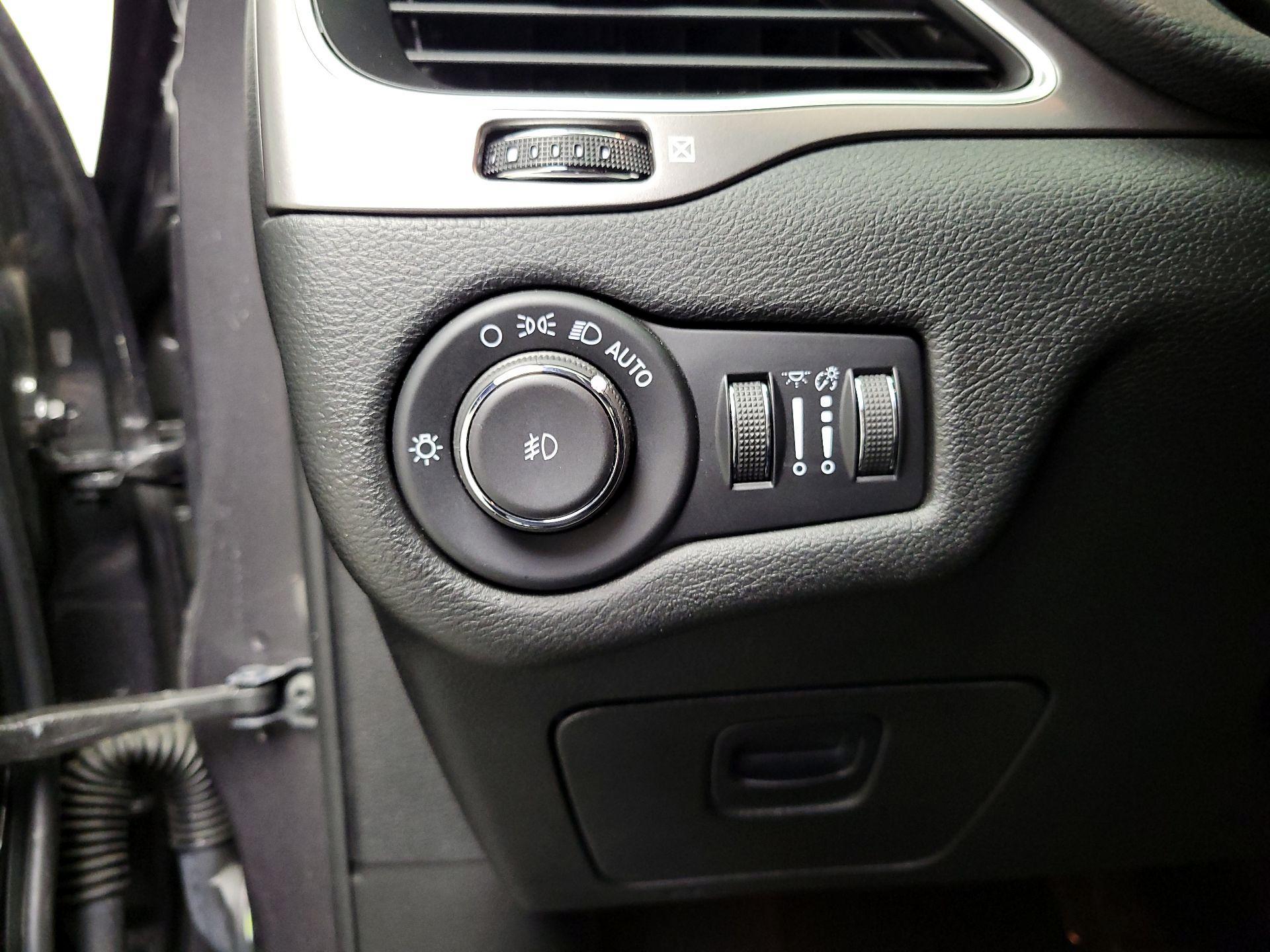 Thumbnail: 2021 Jeep Cherokee - 13