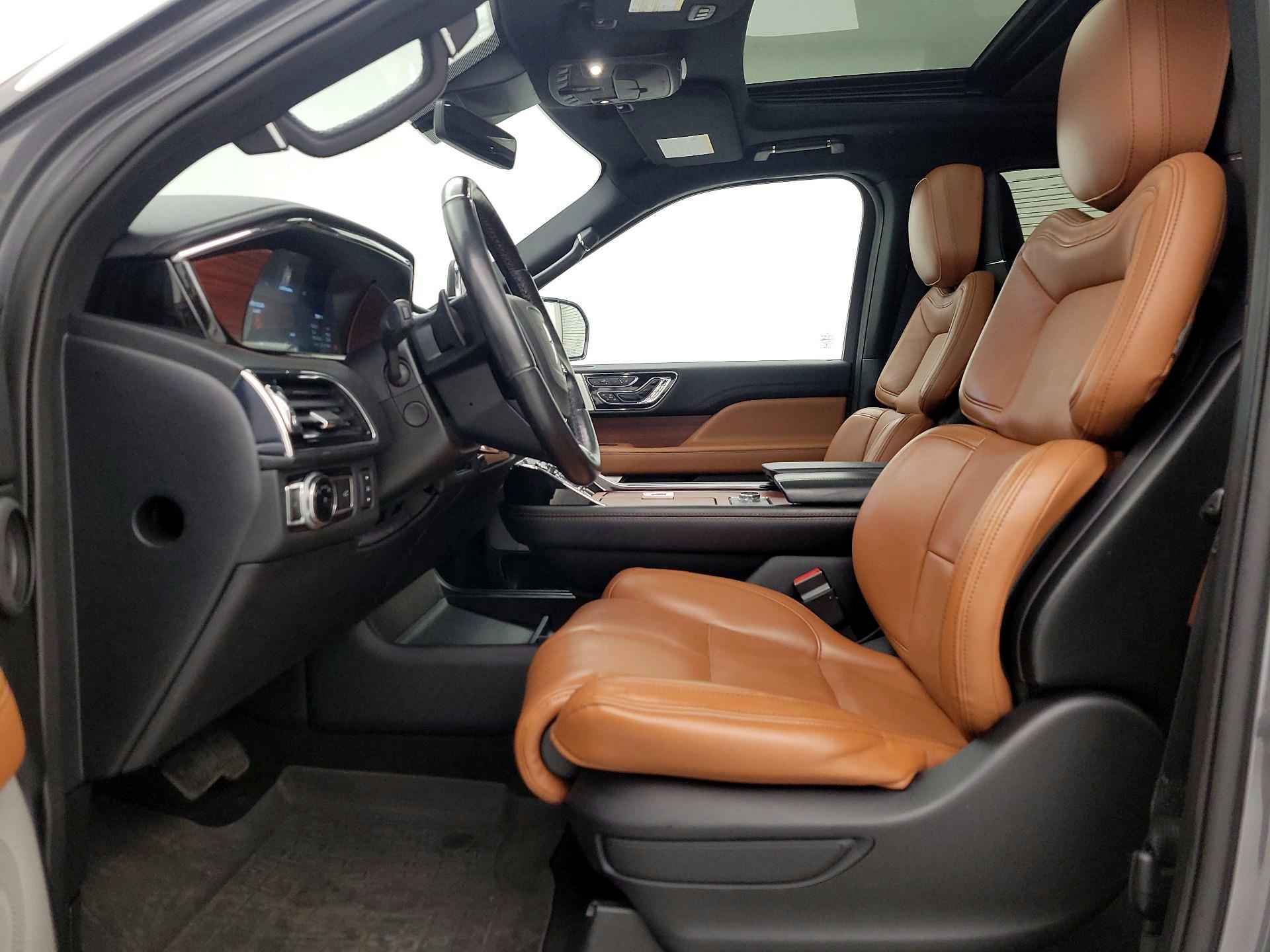 Thumbnail: 2021 Lincoln Navigator L - 11