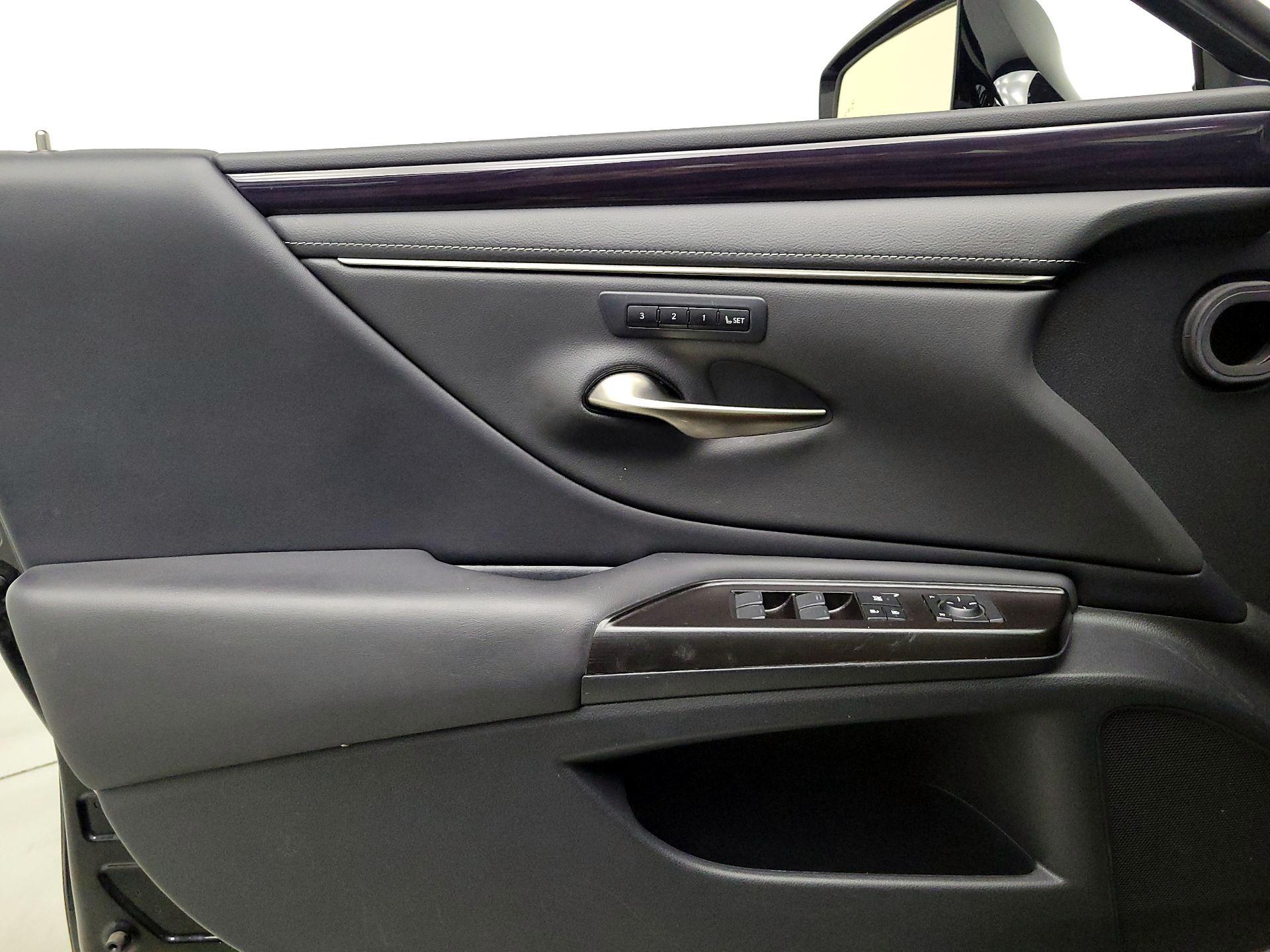 Thumbnail: 2019 Lexus ES - 12