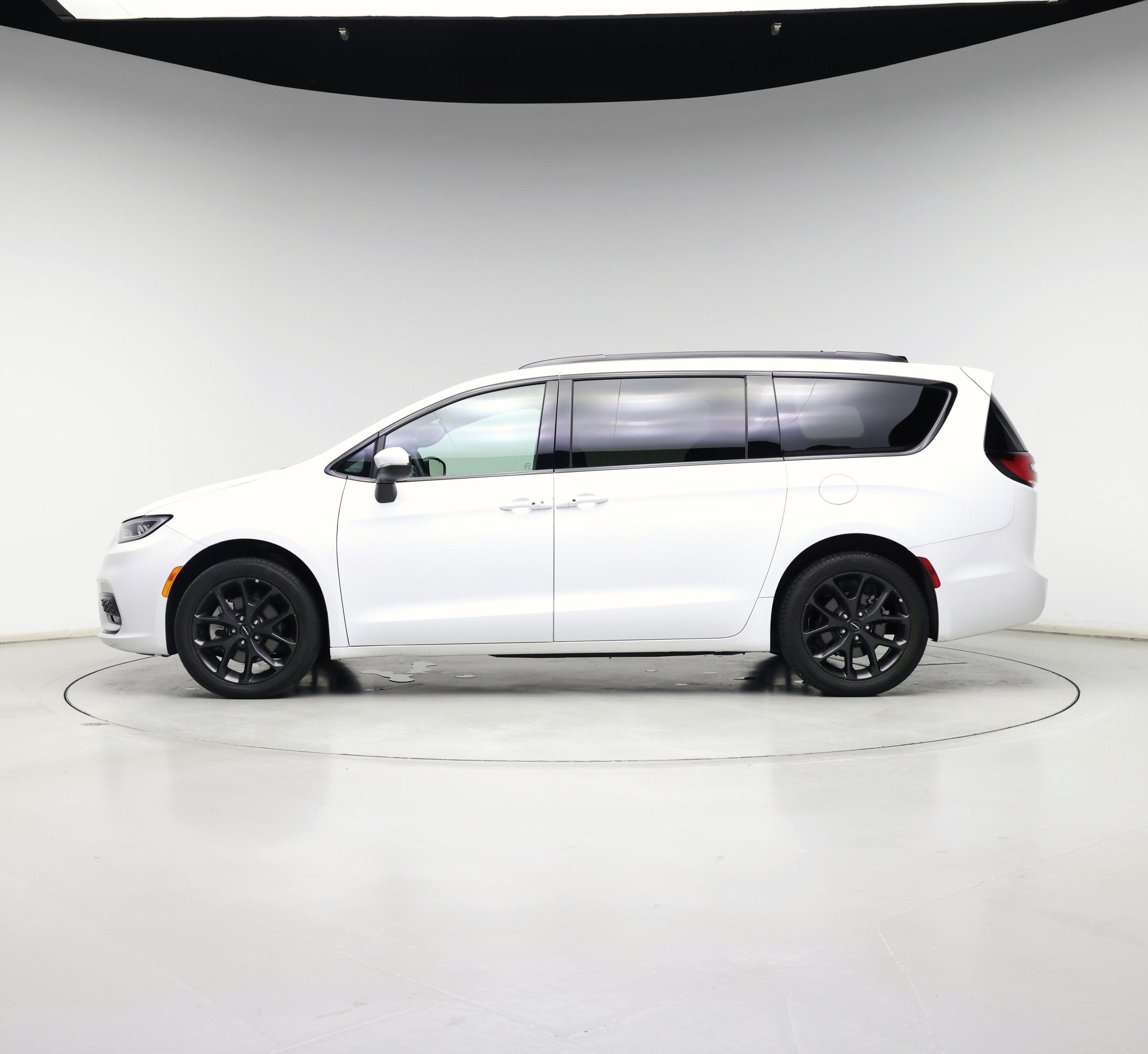 Thumbnail: 2023 Chrysler Pacifica - 3