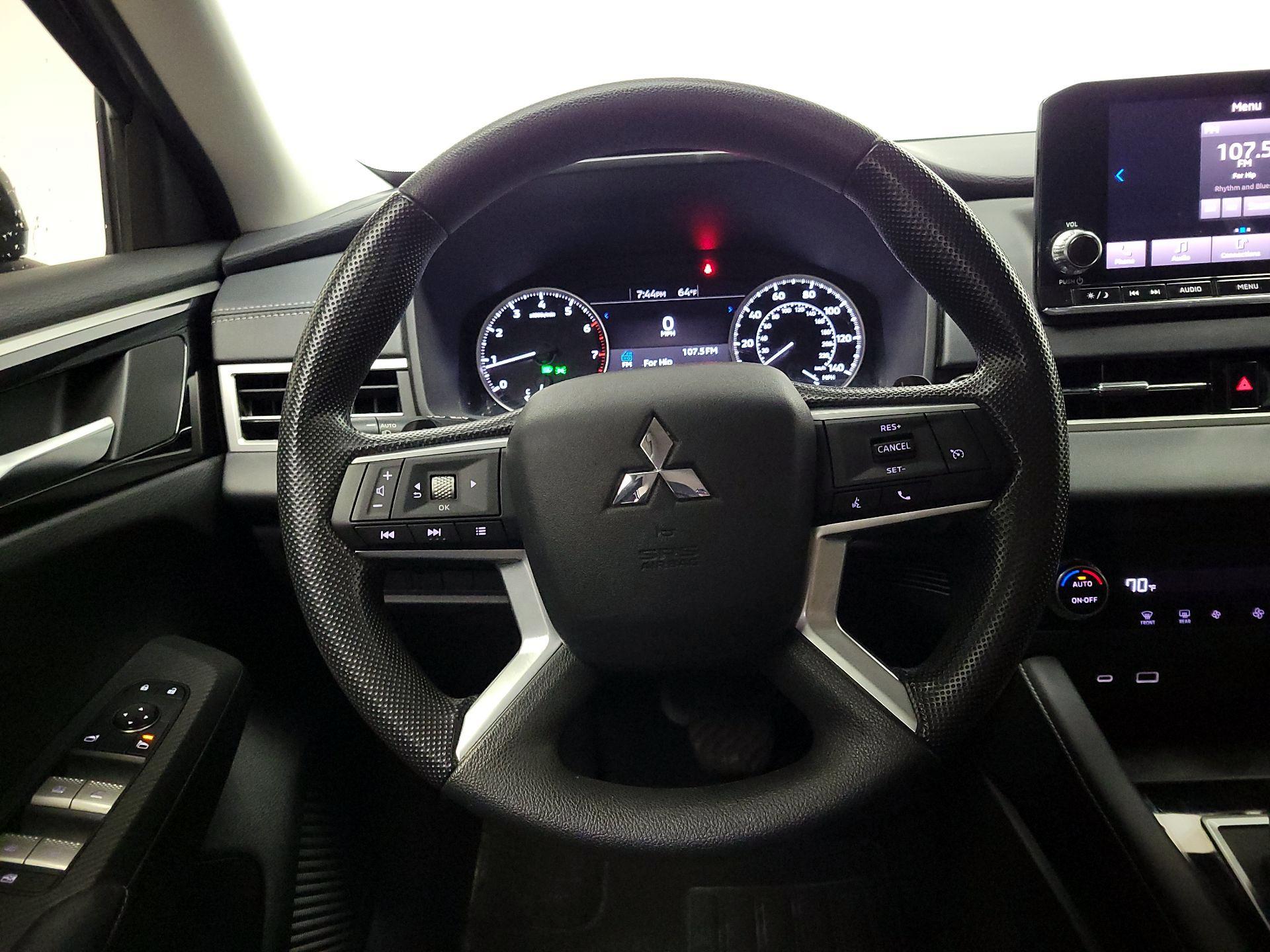 Thumbnail: 2022 Mitsubishi Outlander - 10