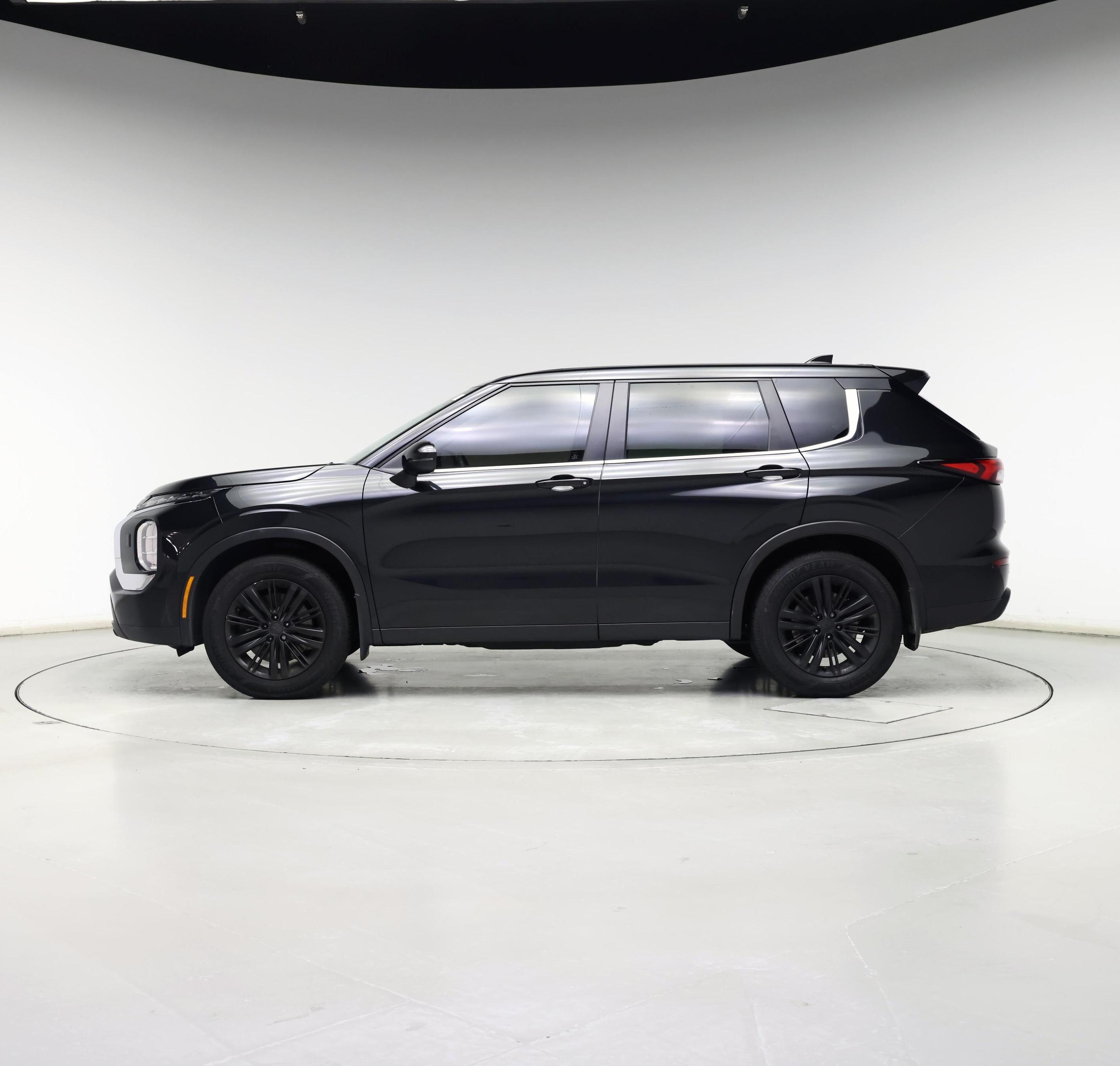 Thumbnail: 2022 Mitsubishi Outlander - 3