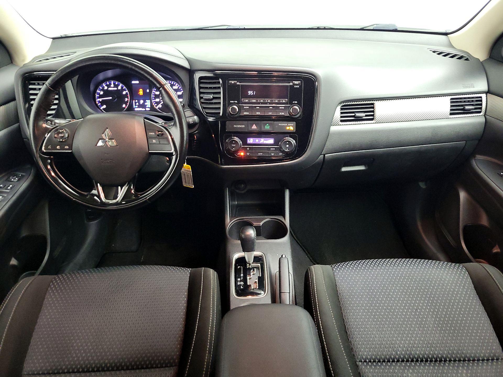 Thumbnail: 2016 Mitsubishi Outlander - 9