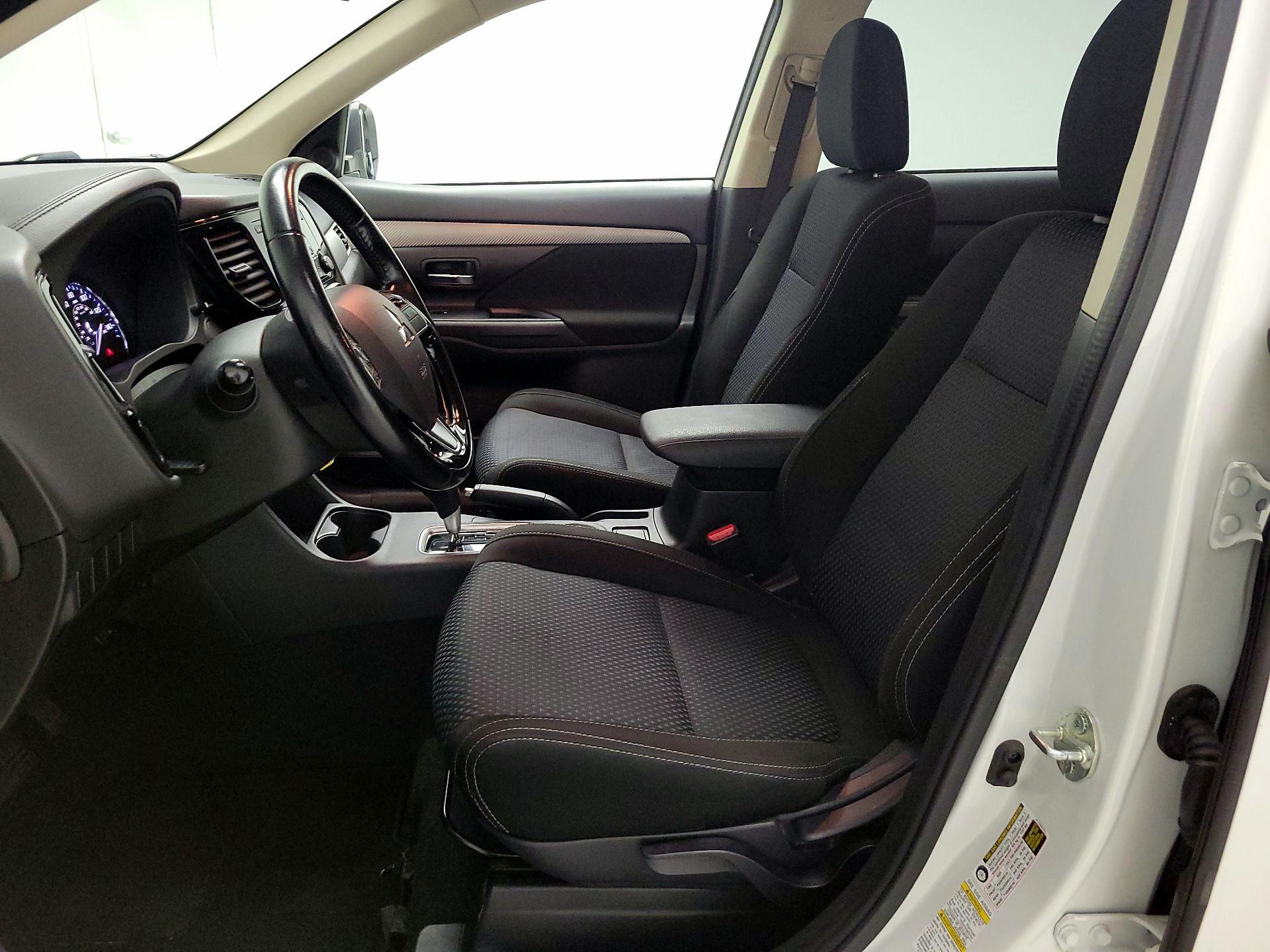 Thumbnail: 2016 Mitsubishi Outlander - 11