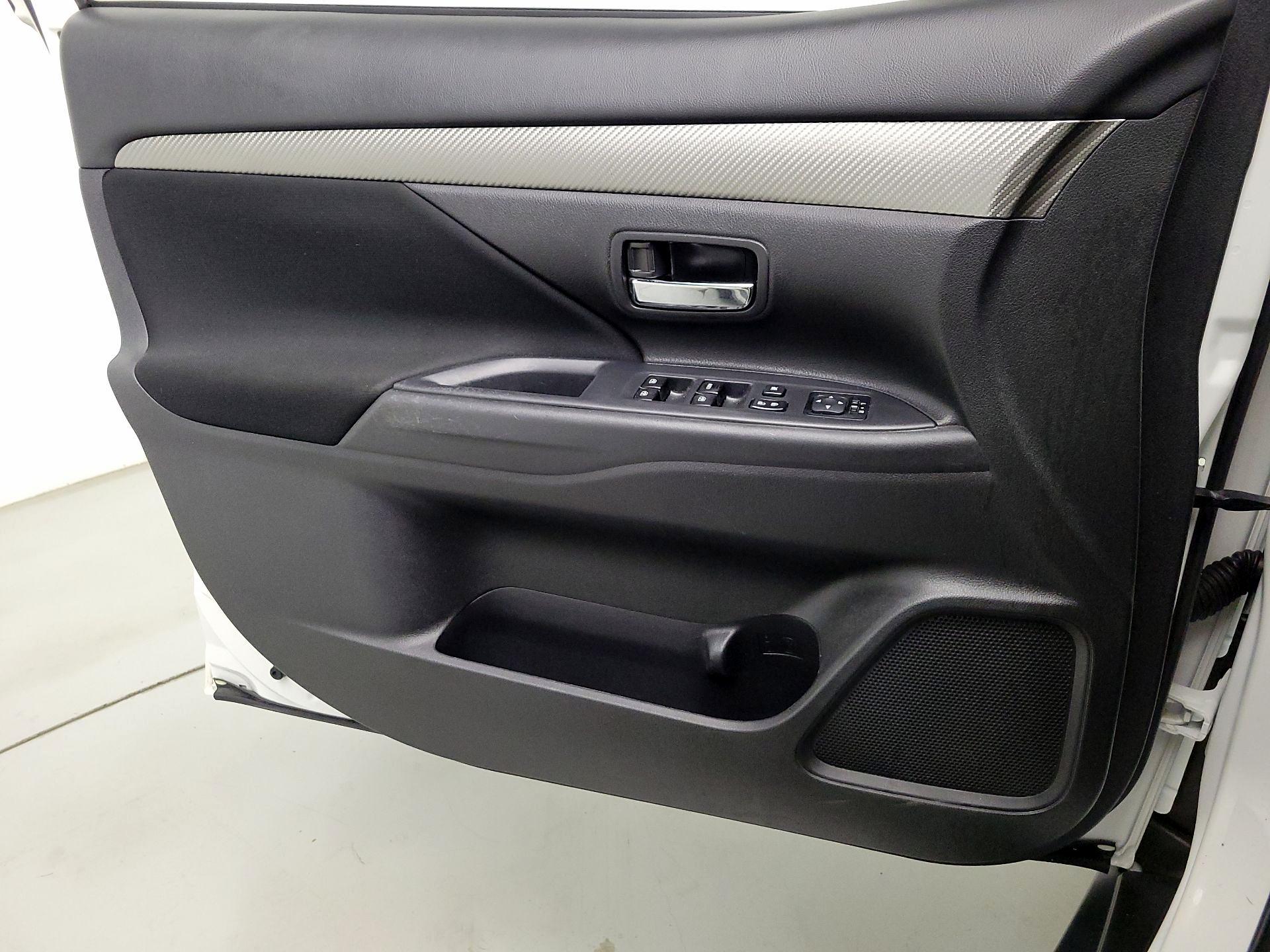 Thumbnail: 2016 Mitsubishi Outlander - 12