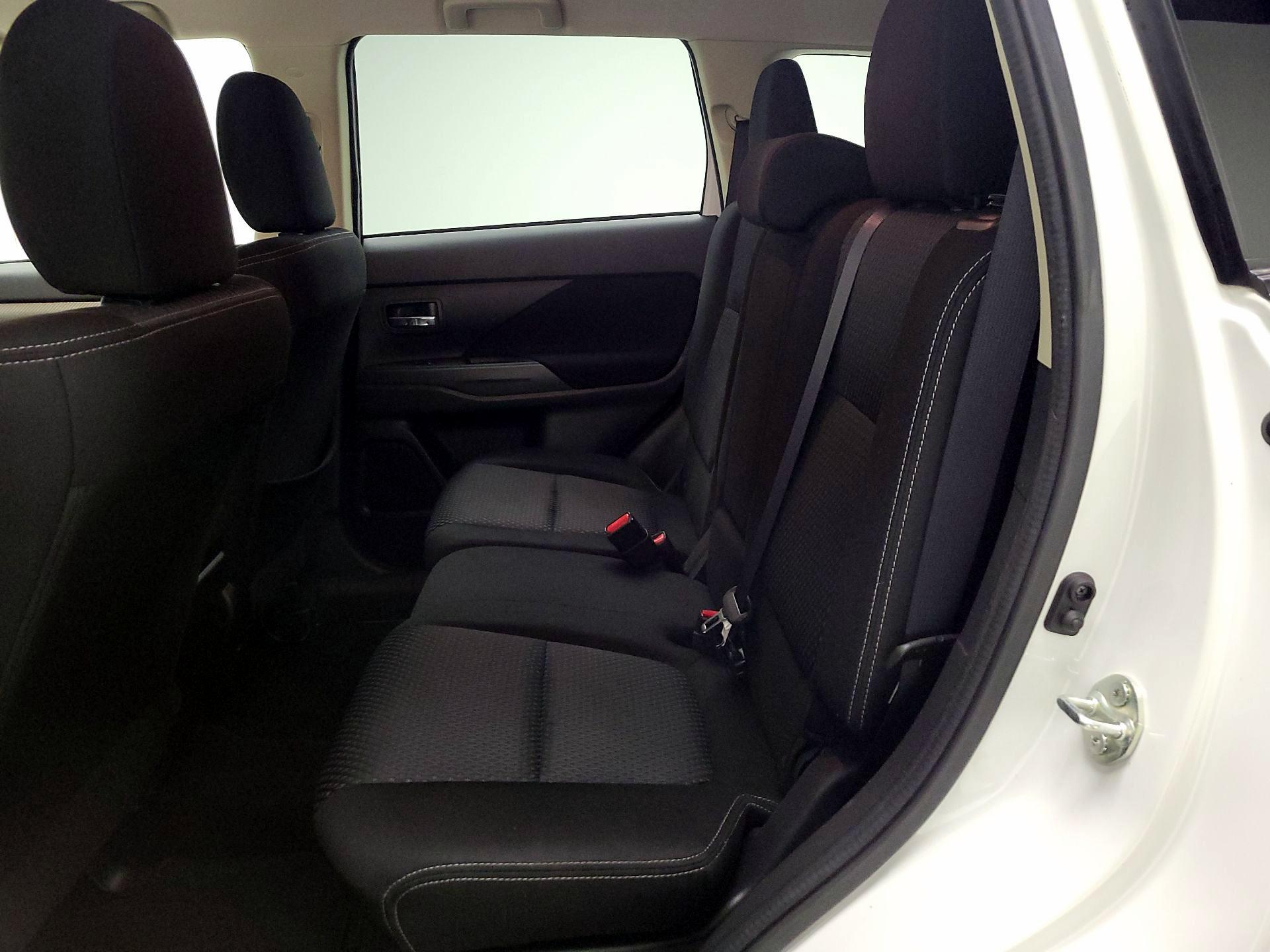 Thumbnail: 2016 Mitsubishi Outlander - 18