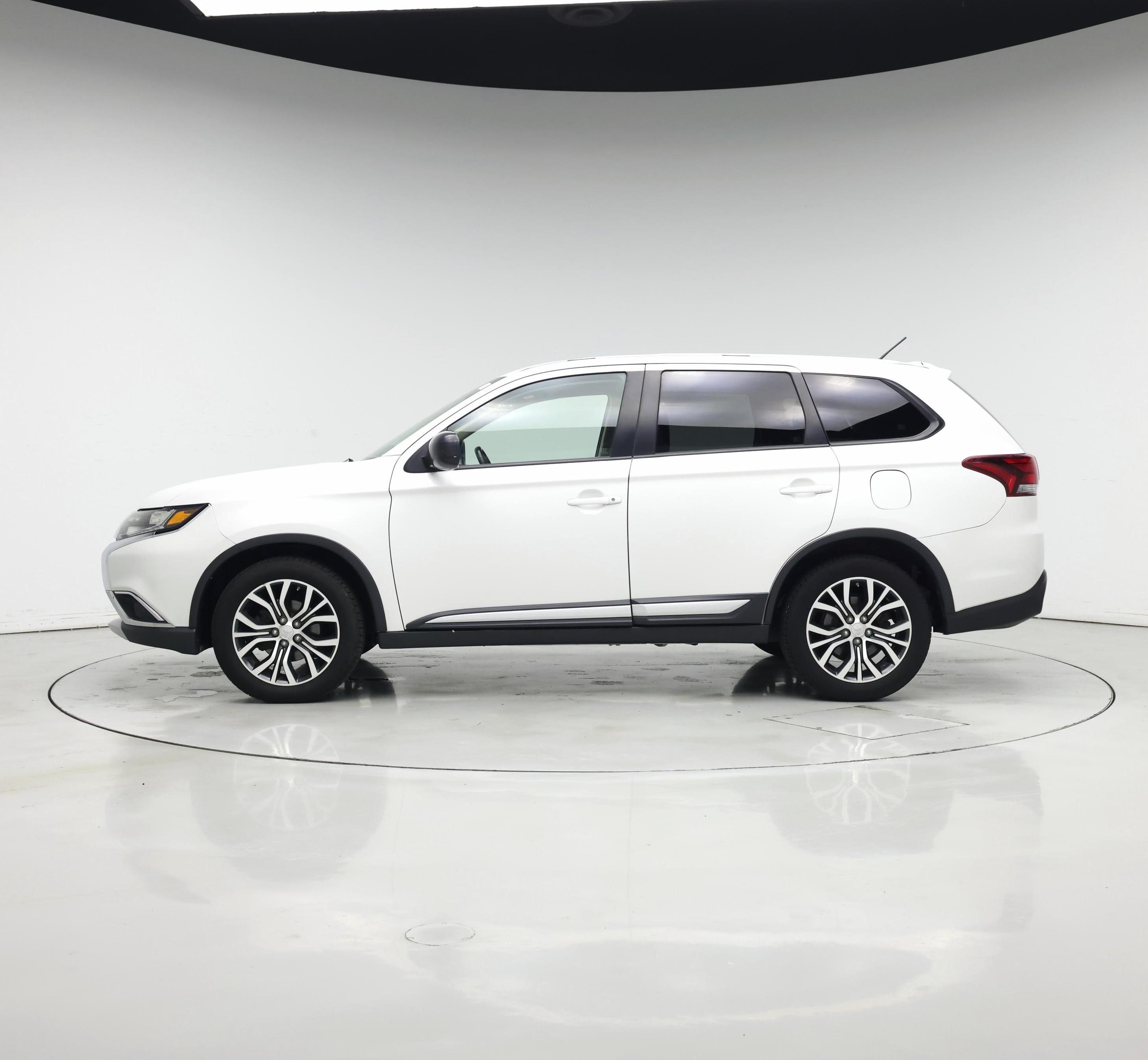 Thumbnail: 2016 Mitsubishi Outlander - 3