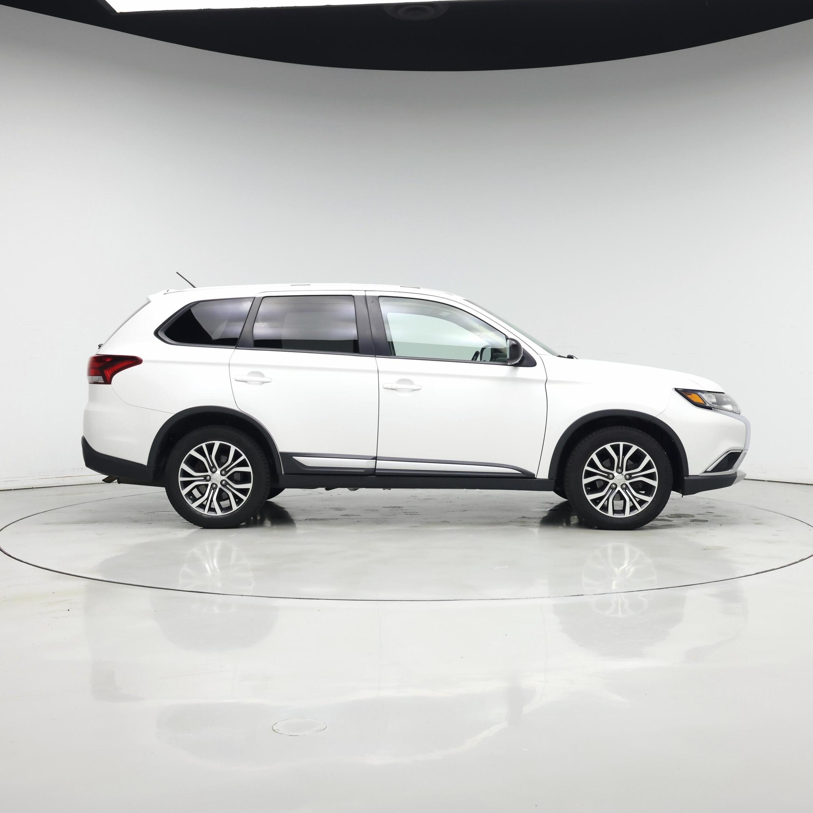 Thumbnail: 2016 Mitsubishi Outlander - 7