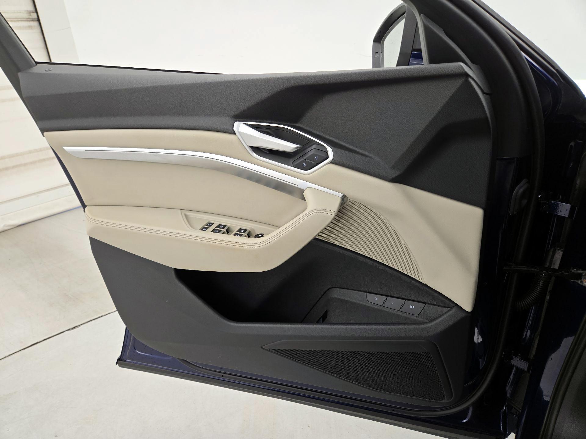 Thumbnail: 2022 Audi e-tron S - 12