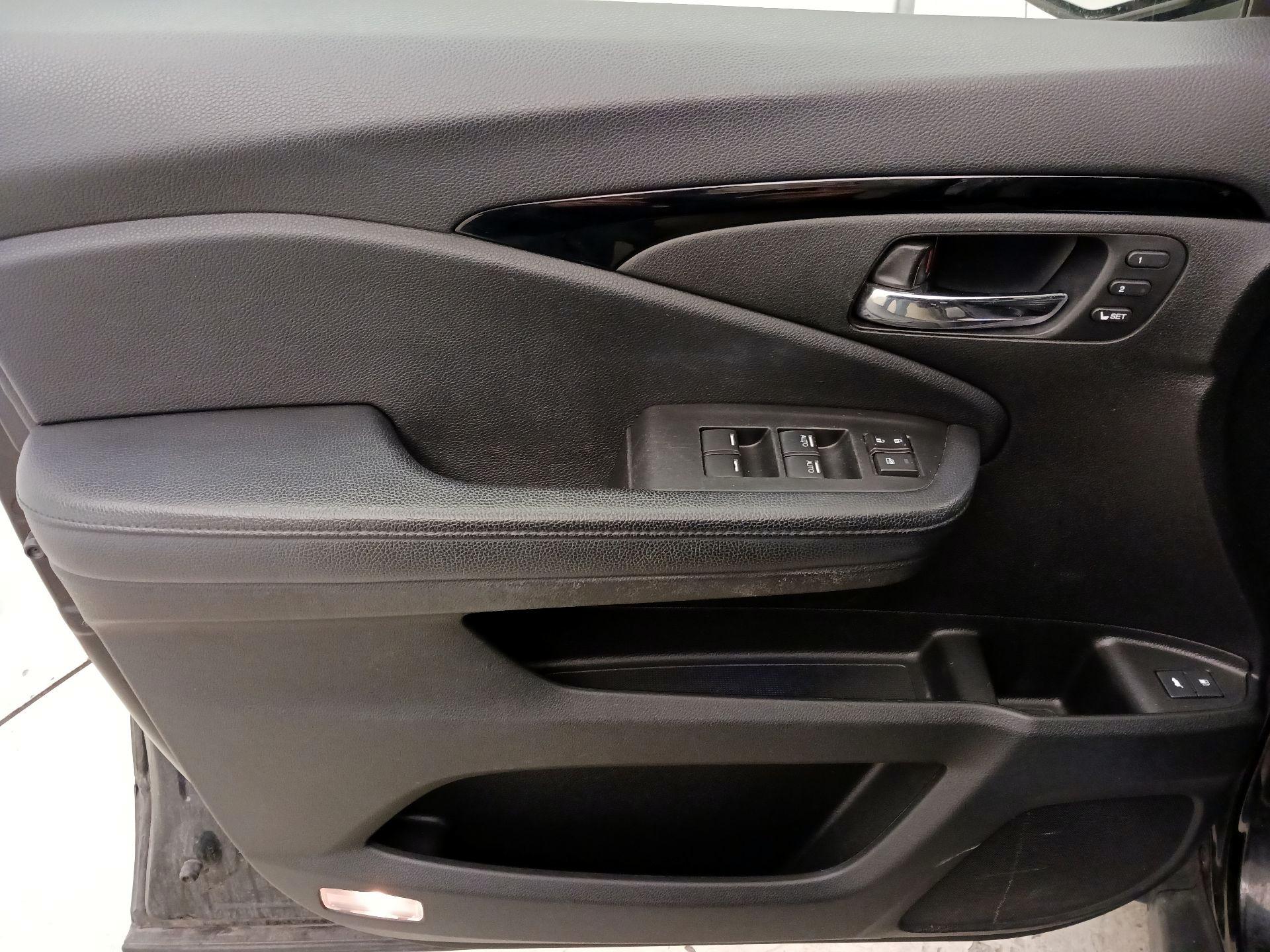 Thumbnail: 2017 Honda Pilot - 12