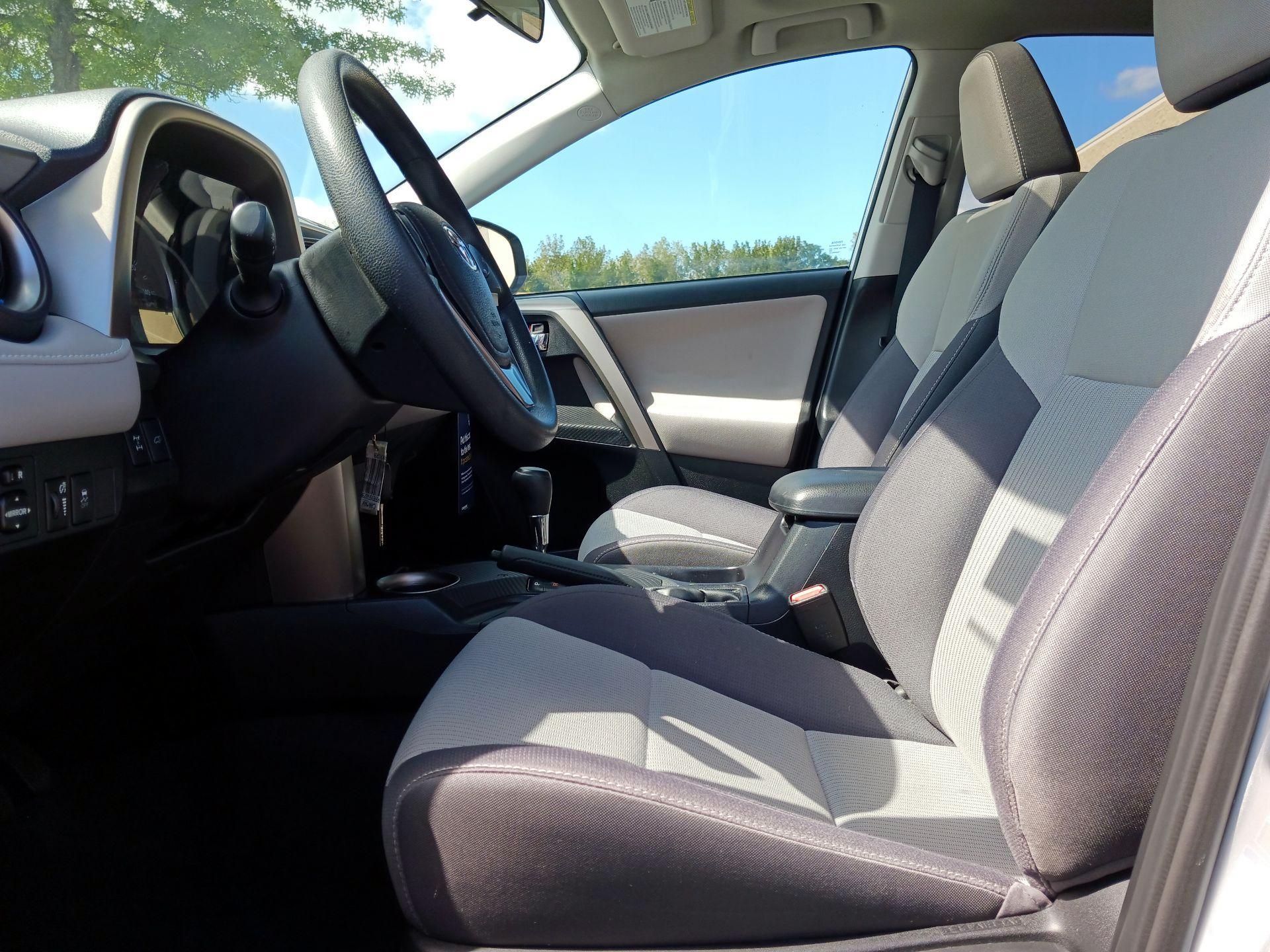 Thumbnail: 2015 Toyota RAV4 - 9