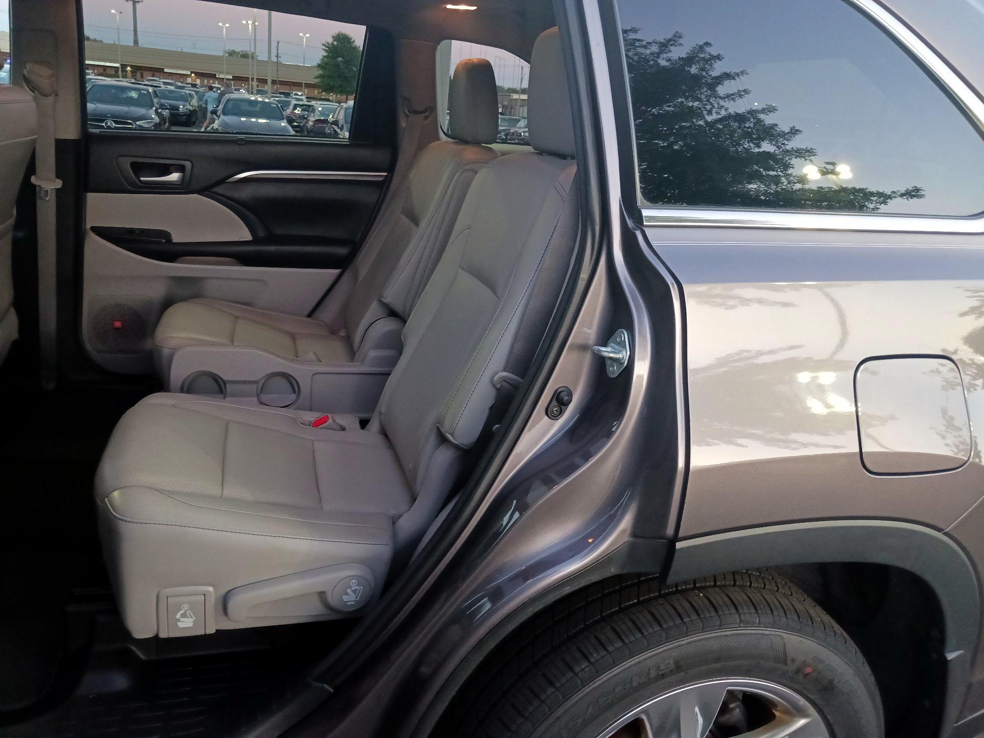 Thumbnail: 2016 Toyota Highlander - 19
