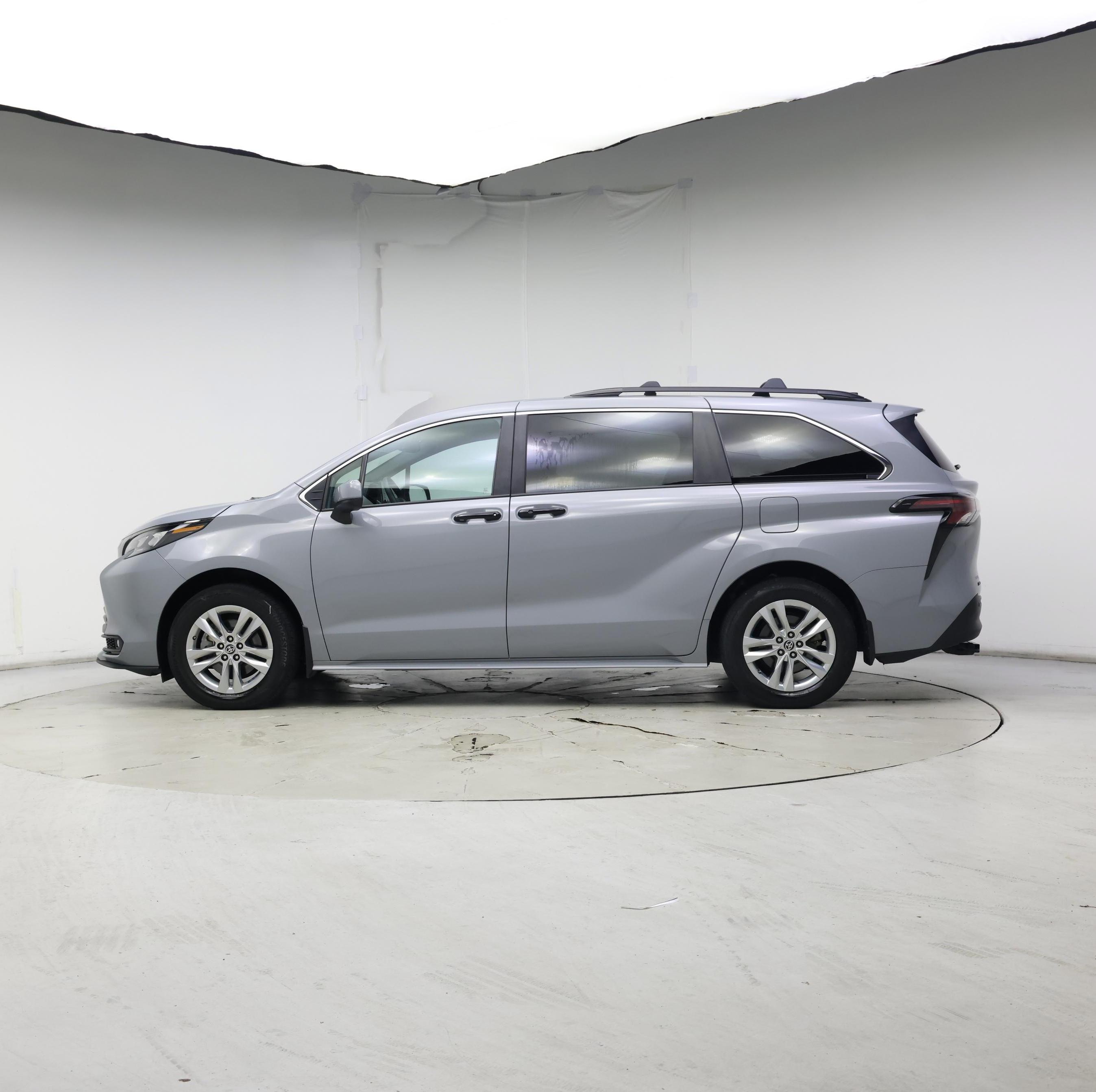 Thumbnail: 2023 Toyota Sienna - 3
