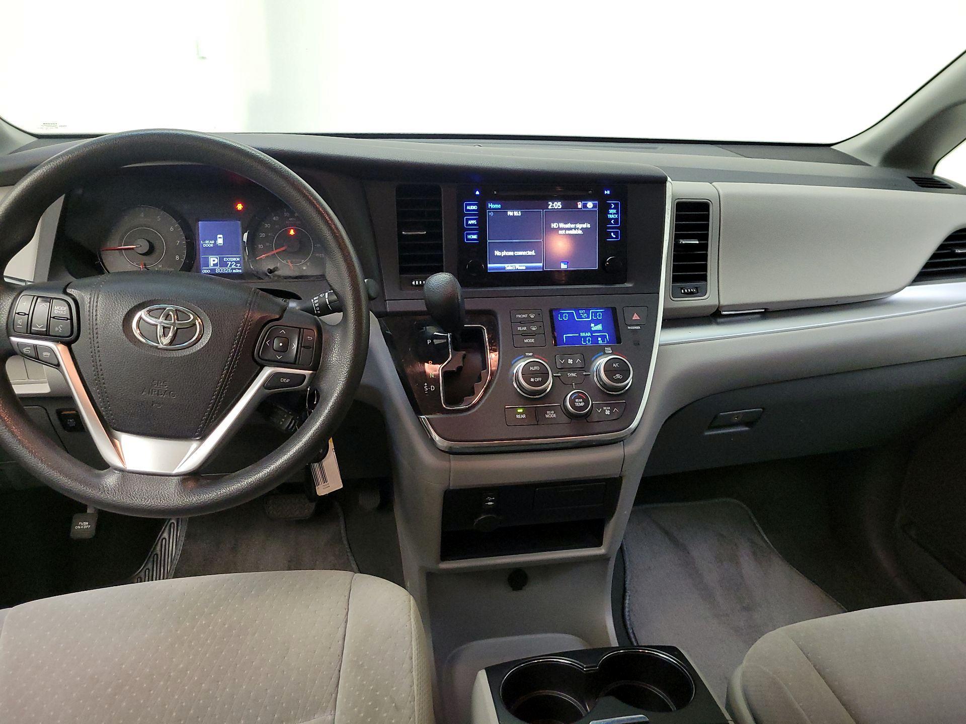 Thumbnail: 2015 Toyota Sienna - 9