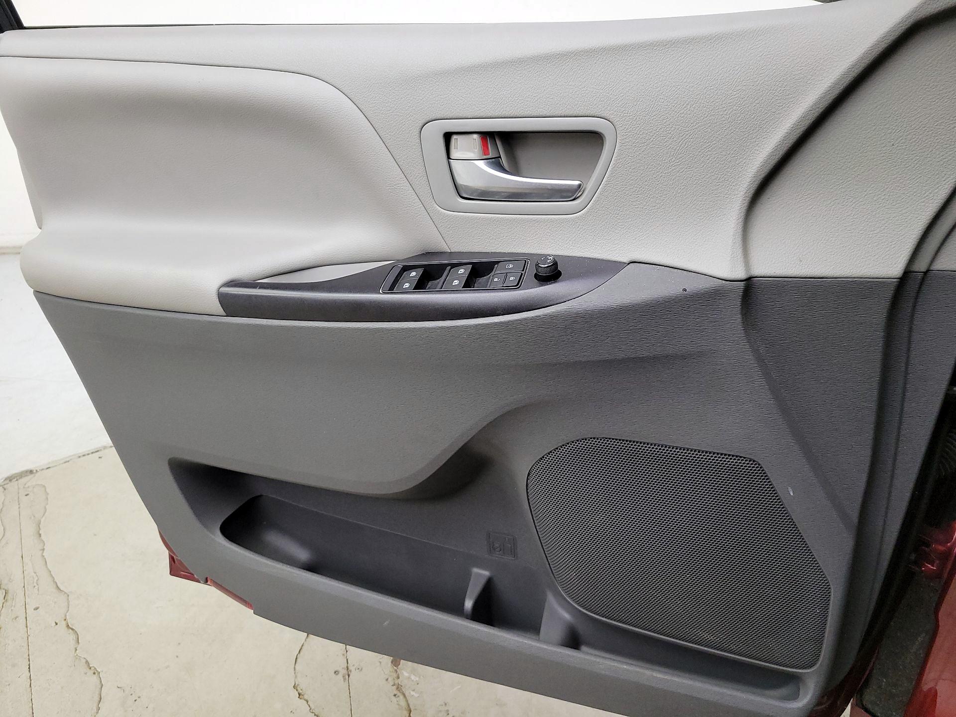 Thumbnail: 2015 Toyota Sienna - 12