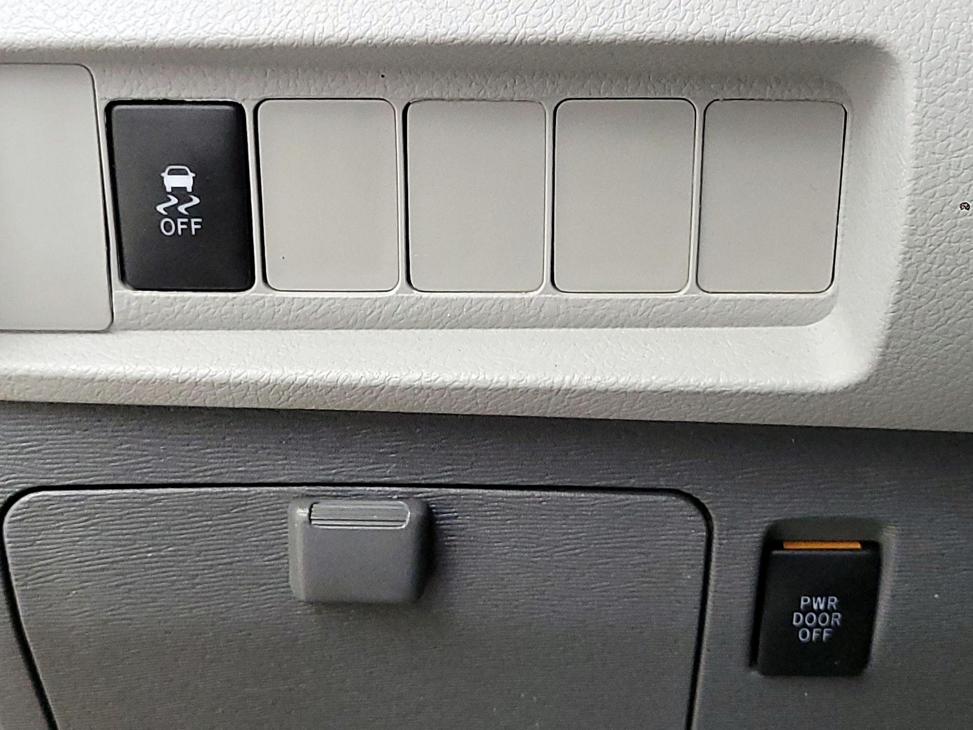 Thumbnail: 2015 Toyota Sienna - 13