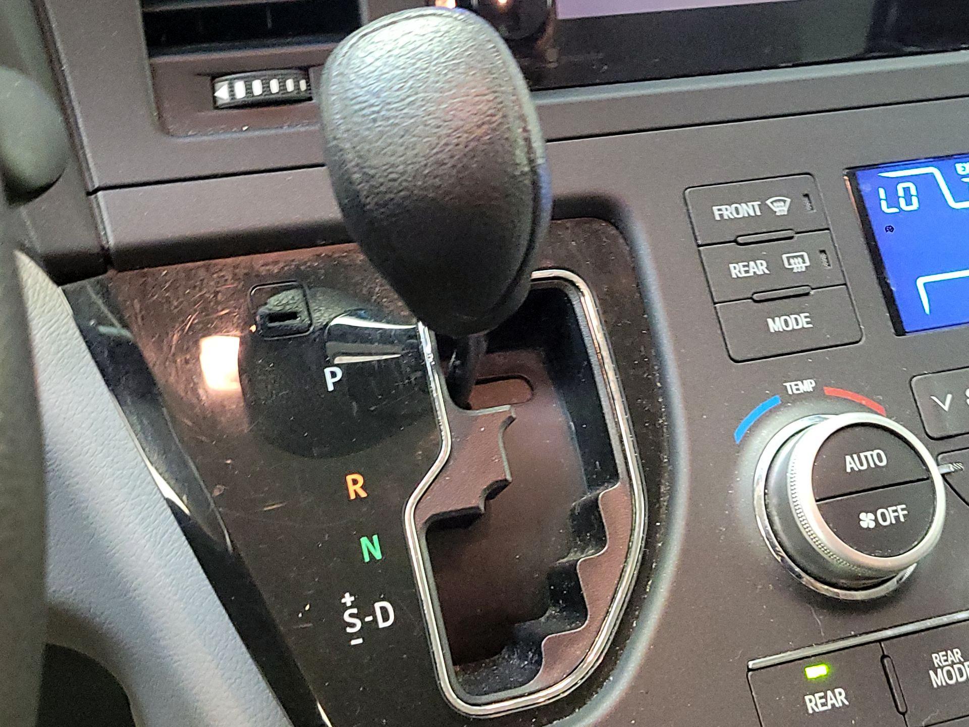 Thumbnail: 2015 Toyota Sienna - 17