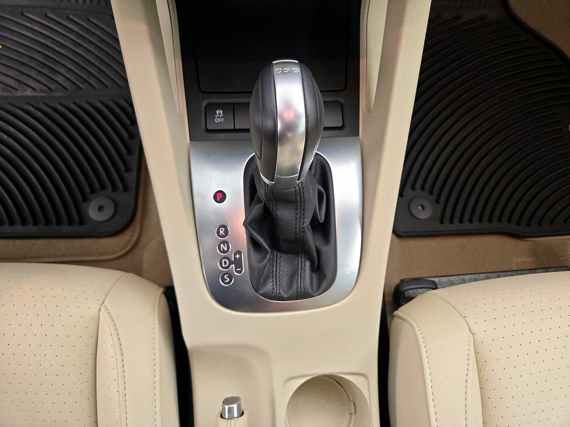 Thumbnail: 2016 Volkswagen Eos - 17