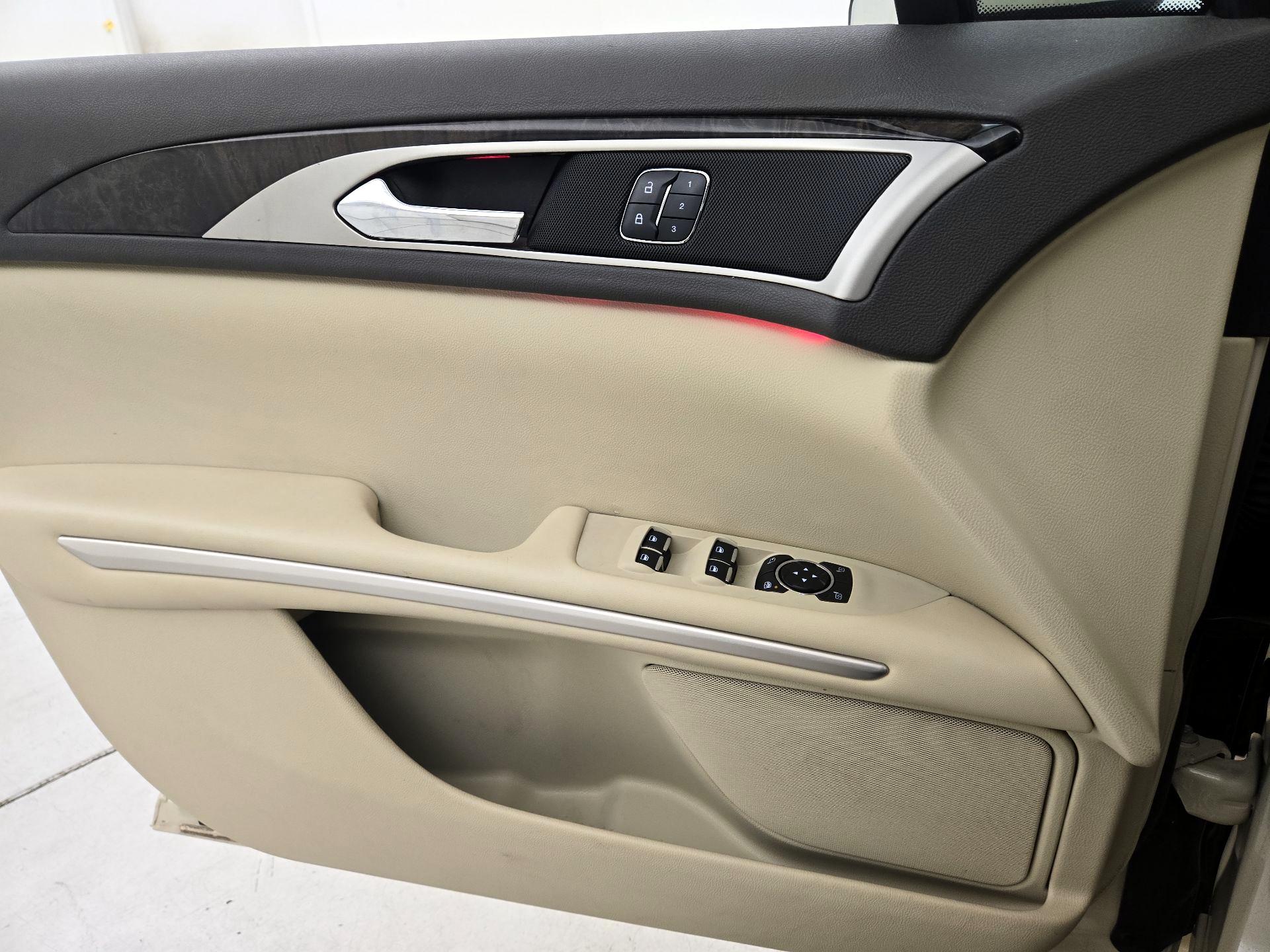 Thumbnail: 2015 Lincoln MKZ - 12