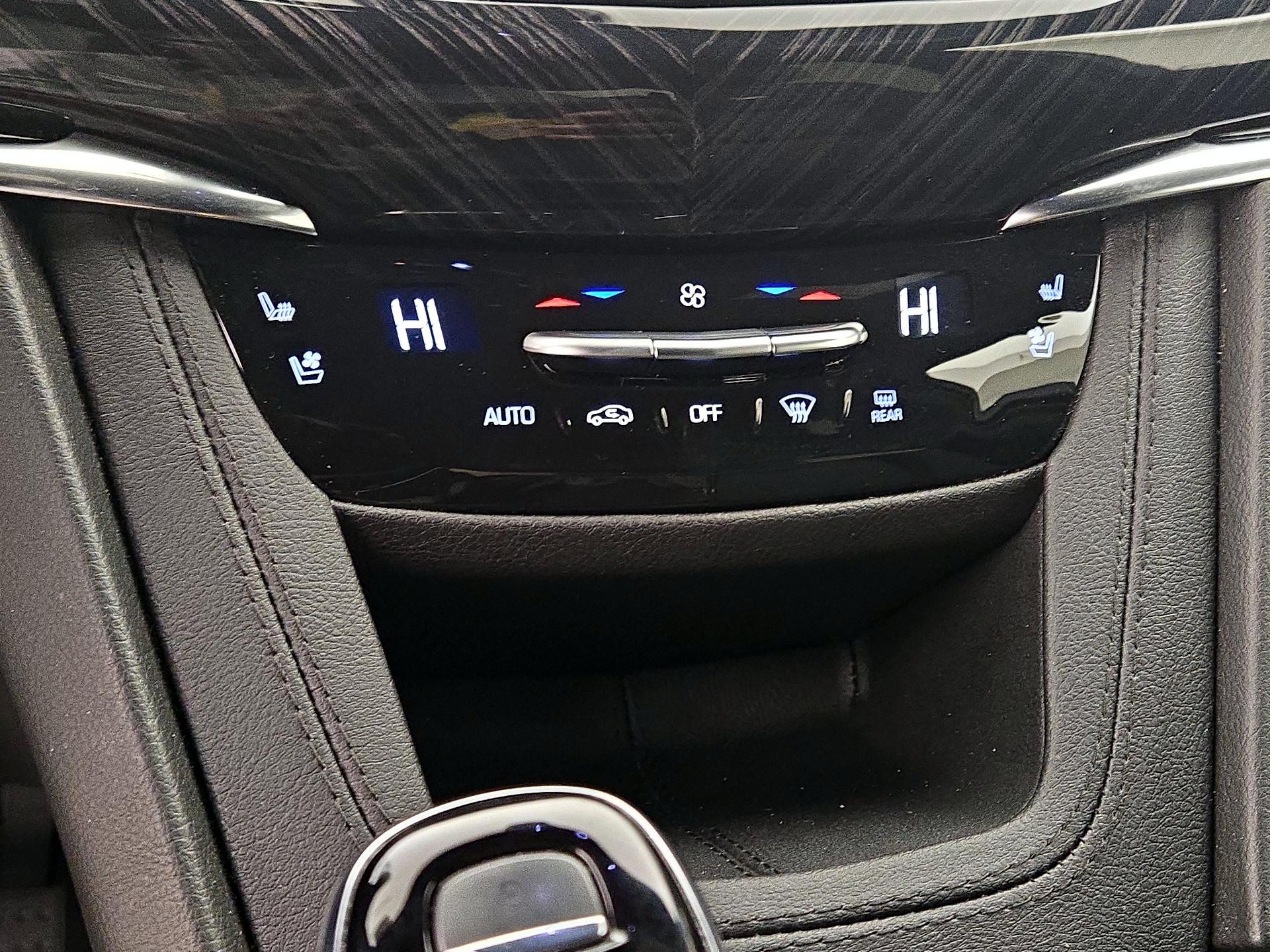 Thumbnail: 2023 Cadillac XT6 - 16