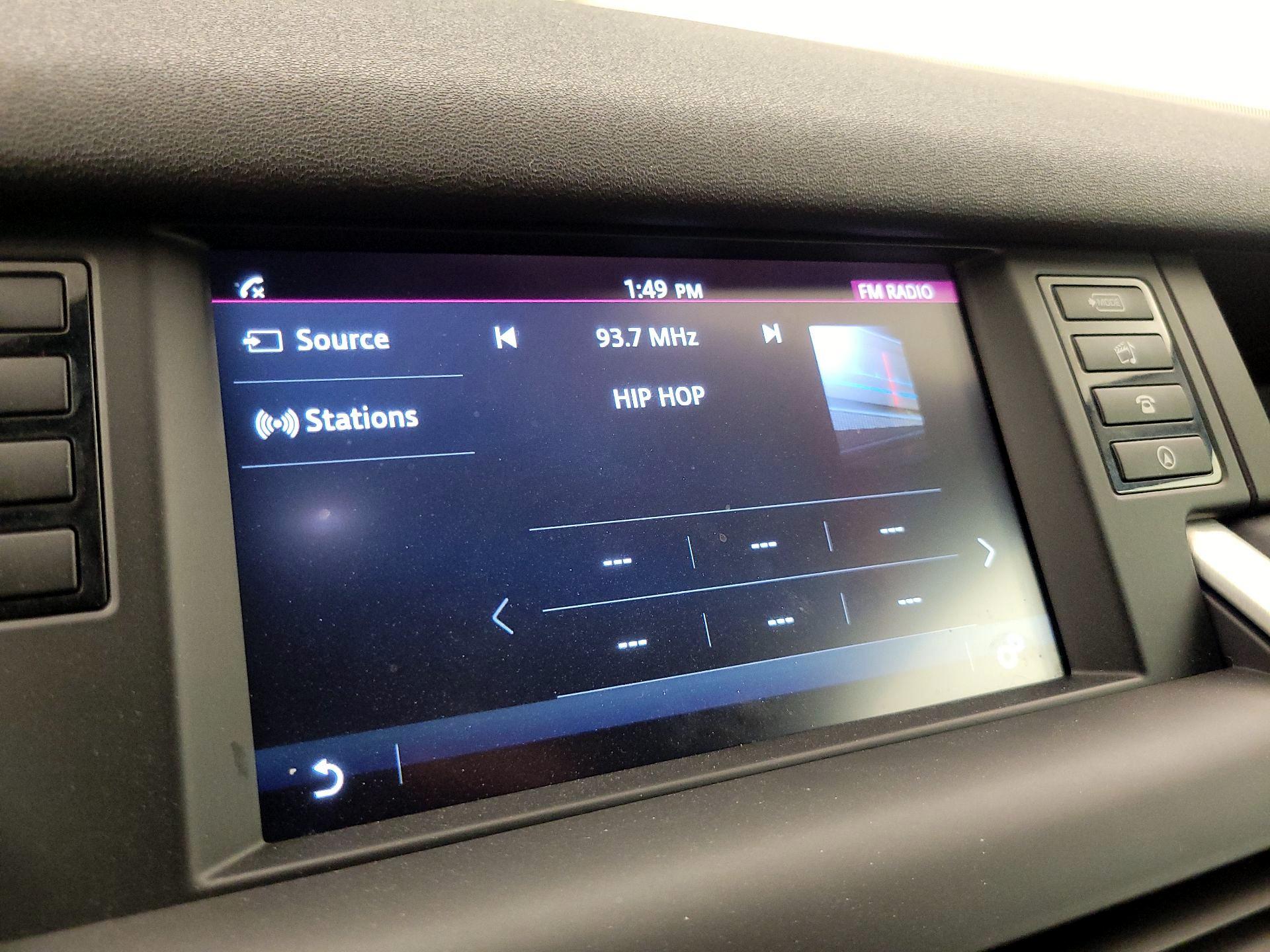 Thumbnail: 2018 Land Rover Discovery Sport - 16