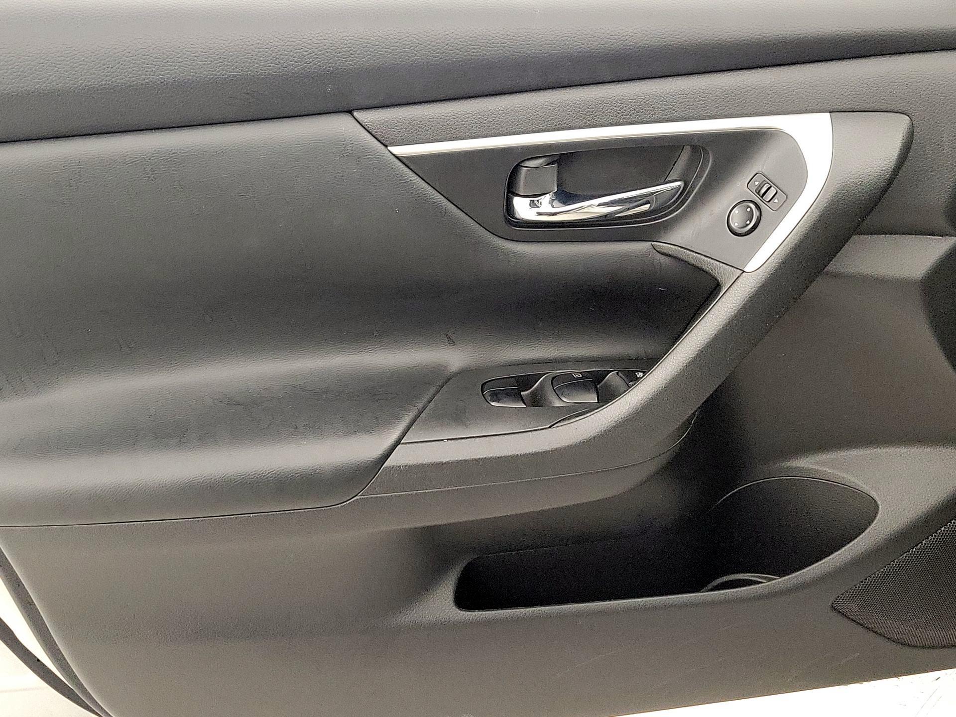 Thumbnail: 2016 Nissan Altima - 12