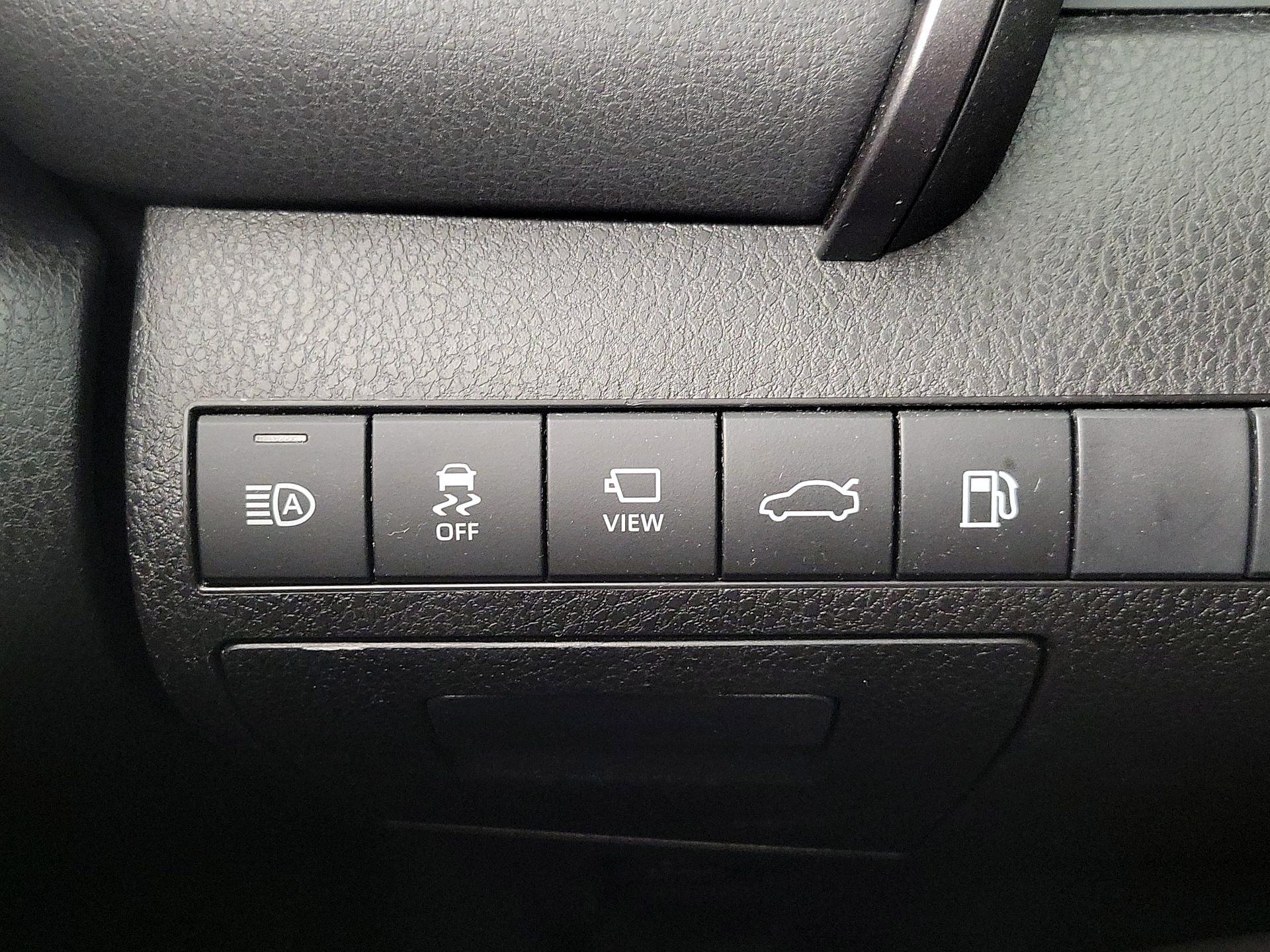 Thumbnail: 2018 Toyota Camry - 13