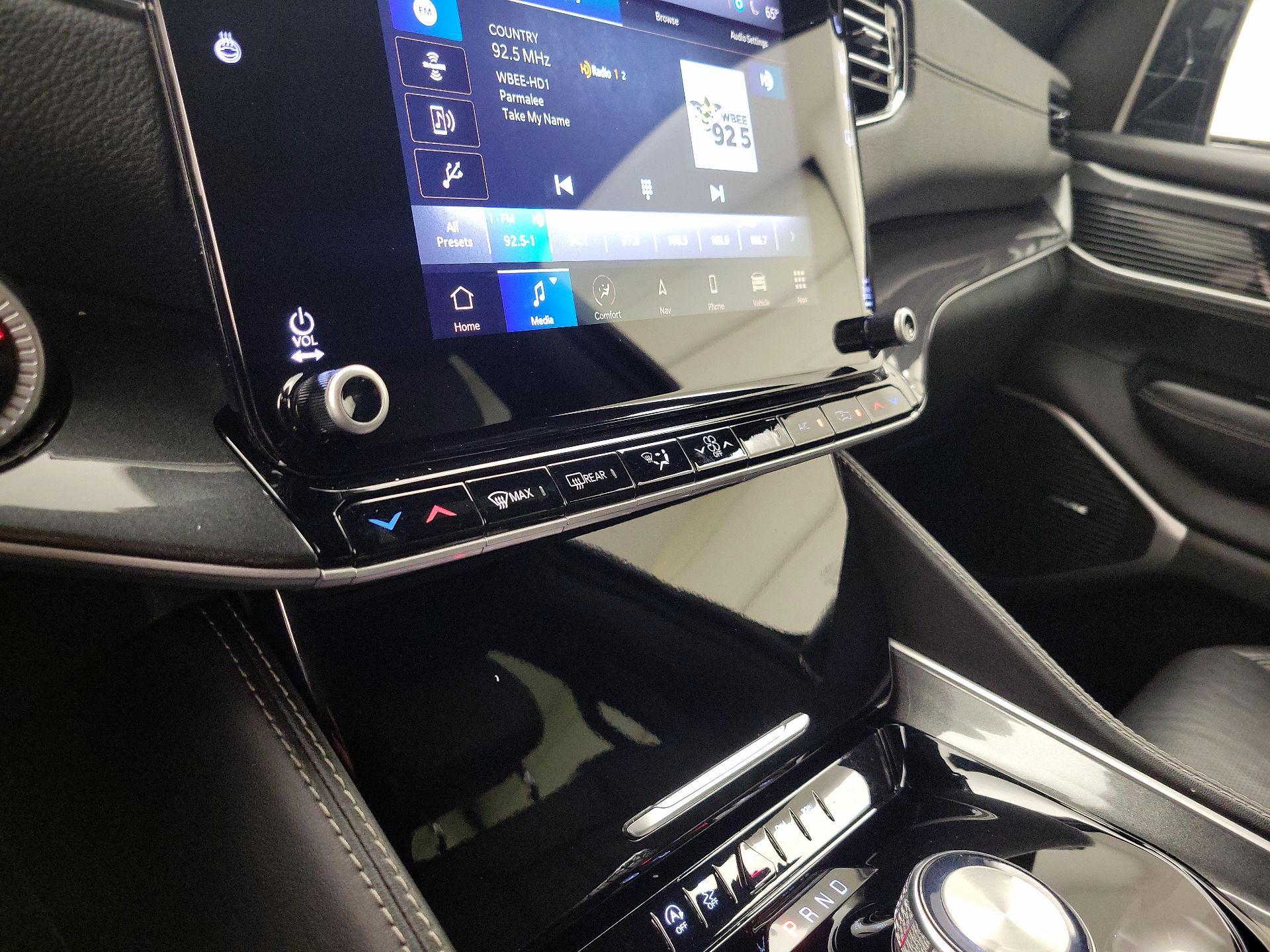 Thumbnail: 2023 Jeep Wagoneer - 17