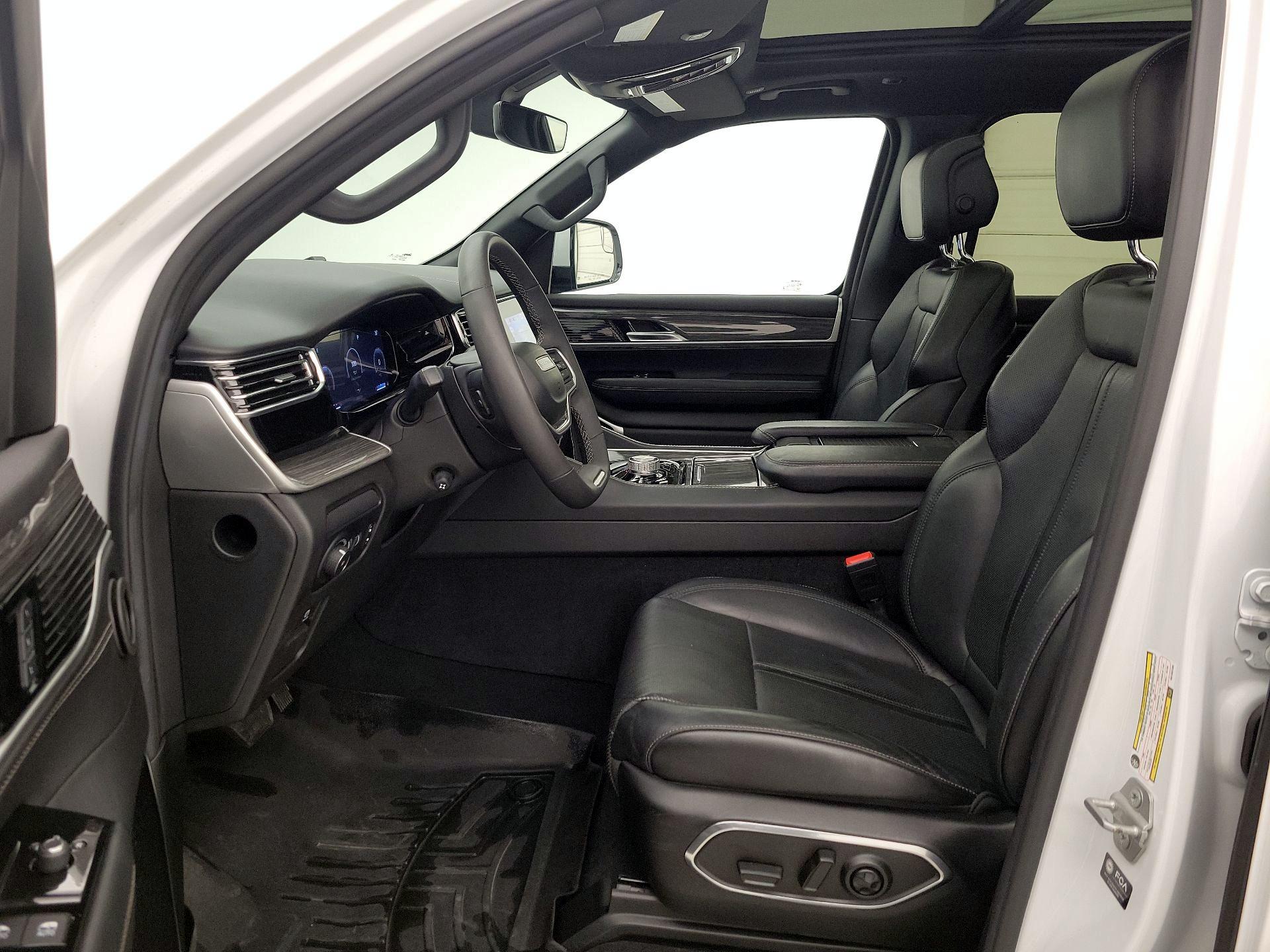 Thumbnail: 2022 Jeep Wagoneer - 11