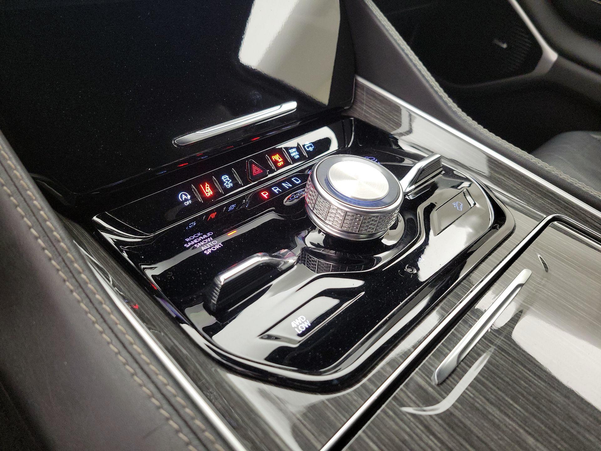 Thumbnail: 2022 Jeep Wagoneer - 18