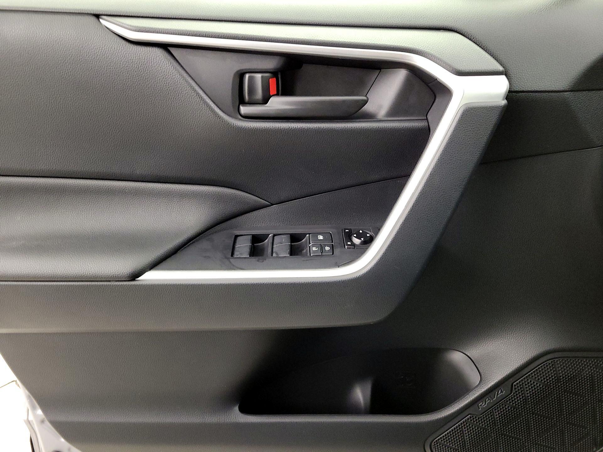 Thumbnail: 2020 Toyota RAV4 - 12
