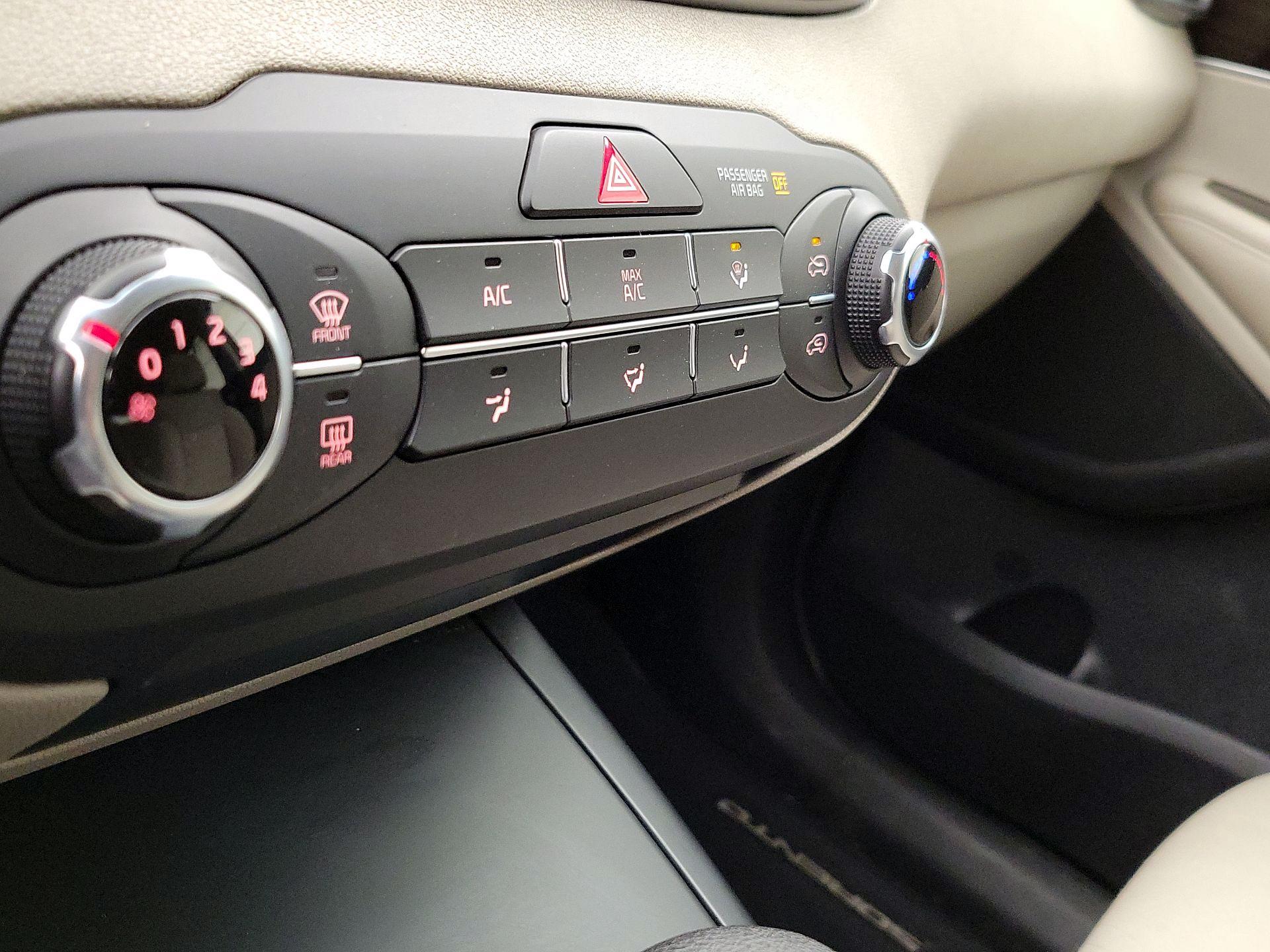 Thumbnail: 2019 Kia Sorento - 16