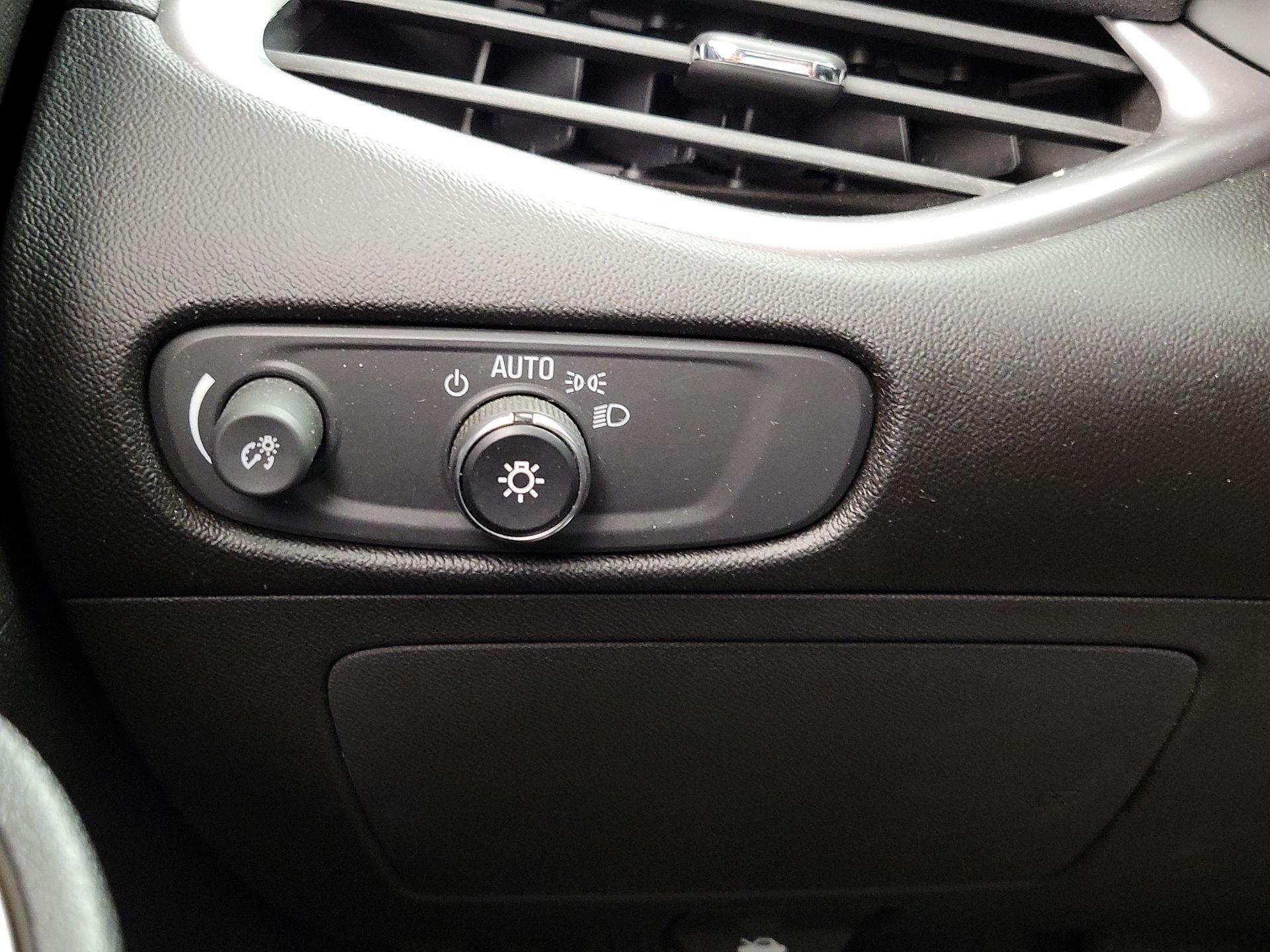 Thumbnail: 2018 Chevrolet Malibu - 13